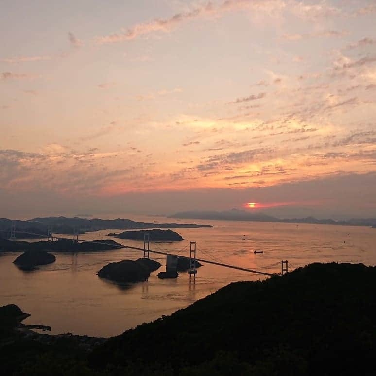 滝香織さんのインスタグラム写真 - (滝香織Instagram)「#亀老山 からの#夕景  #来島海峡大橋 #島 と#海 と#夕日 と 美しすぎる  #絶景 #亀老山展望台 #しまなみ海道 #大島 #瀬戸内海 #観光  #love #愛媛 #今治 #japan #ehime#shimanami #sunset #instagood @kaorin_taki」5月12日 20時33分 - kaorin_taki