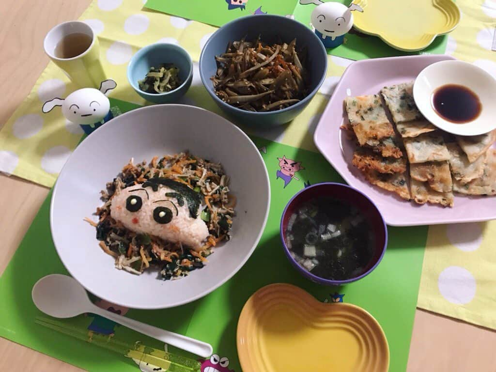 高橋まりなさんのインスタグラム写真 - (高橋まりなInstagram)「. 子ども達が大喜びの食卓‼︎ みんな大好きクレヨンしんちゃん♡ . ✧クレヨンしんちゃん そぼろビビンバ ✧長ねぎとのり、豆腐の韓国風スープ は、Oisix様のミールキットで♩ しんちゃんのランチョンマットやシールも付いていて、みんな大興奮🥰 あとは、 ✧チヂミ ✧たくあんのナムル ✧きんぴらごぼう でしたﻌﻌﻌ‼︎ . . . #オイシックス#オイシックスプレミアムモニター#oisix#手料理キット#ミールキット#dinner#夕食#晩ご飯#夕ご飯 #おうちごはん#簡単料理#cooking#3きょうだい#8歳#5歳#4歳#よく食べよく寝る#クレヨンしんちゃん#デコごはん#シロ#ビビンバ#韓国風スープ#チヂミ#たくあんのナムル#きんぴらごぼう」5月12日 20時36分 - marina._.takahashi