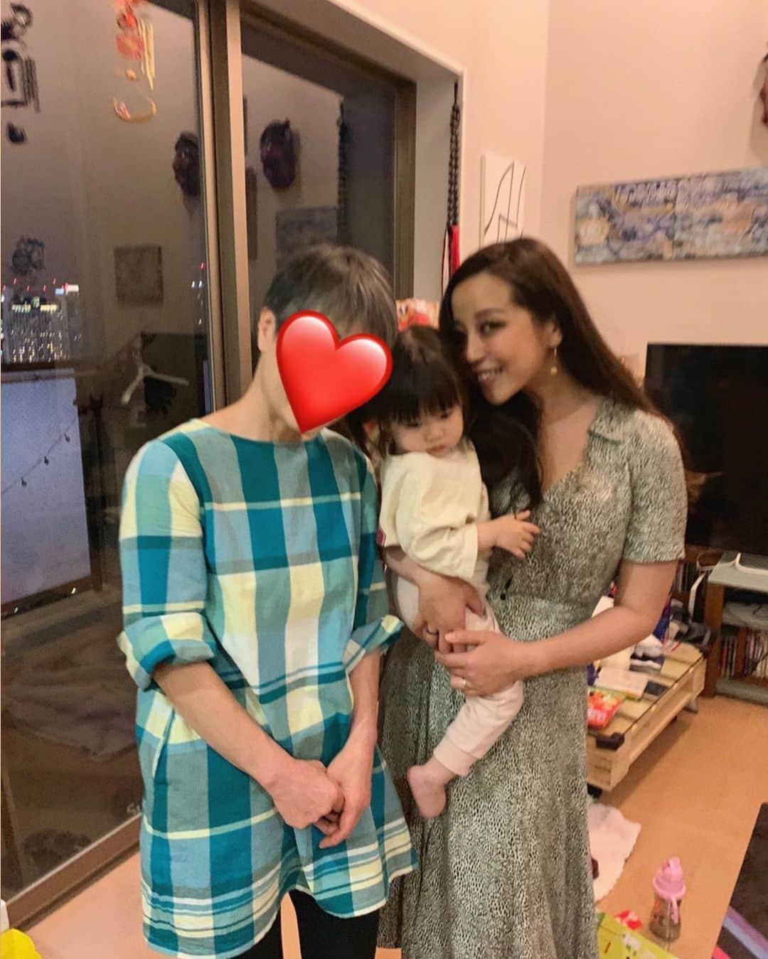 PINKYのインスタグラム：「母の日💐✨ . 1番感謝して尊敬しているお母さん❤️✨ . 貴女が愛情を降り注いで育ててくれたおかげで、私はとても幸福な人生を歩んでいます🥰🌈✨ . お母さんの子育てを見習って、娘を最高に幸せな女性に育てるね👧🏻💖 . GWはこちらに来てくれて、娘と沢山遊んでもらったり、美味しい手料理も作ってくれたり、本当に有り難かった😭🙏💖 .  娘も益々おばあちゃんが大好きになって、母娘孫の三世代で過ごせる時間にとても幸せを感じます👩‍👩‍👧🌈✨ .  お母さん、いつも本当にありがとう💐💐💐 ・・・ ・・・ #love #happy #family #mamalife #babygirl #happymothersday #母の日 #感謝 #母娘孫」