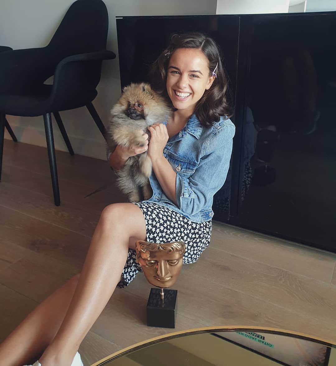 ジョージア・メイ・フットのインスタグラム：「My @bafta mascot 🐶 #baftatv #cwxbafta」