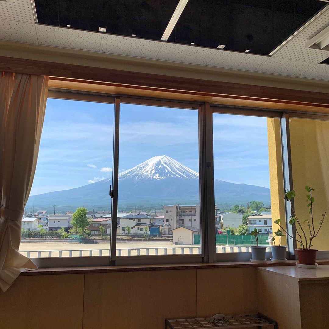 田中琴乃さんのインスタグラム写真 - (田中琴乃Instagram)「窓からの景色の写真載せ忘れちゃった、 ・ にしても綺麗すぎます。 こんな素敵な学校にいたら、私は授業聞かずに外の景色をずっと見てしまうのでしょうな。 ・ #富士山  #mtfuji」5月12日 20時47分 - tanakakotono