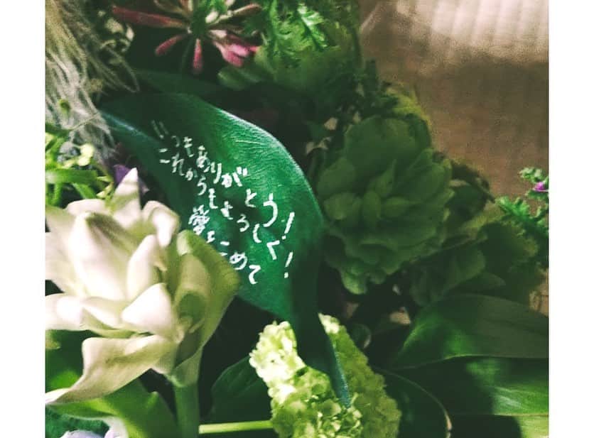 根岸由香里さんのインスタグラム写真 - (根岸由香里Instagram)「母の日のお花。 今年も @flowernoritake さんにお願いしました。 母から送られてきた2枚目の写真。 私たちから母へのメッセージがこの中の葉の1枚に隠れています。 抜群のセンスはもちろん、ノリタケさんのその自由な発想力が @flowernoritake の魅力。 今年も素敵なお花をありがとうございました！  #repost @flowernoritake ・・・ 笑顔のお届け . . #最高の素材で #楽しみながら心を込めて #作ってます #Greenたっぷり #flower #arrangement」5月12日 20時47分 - yukarinegishi
