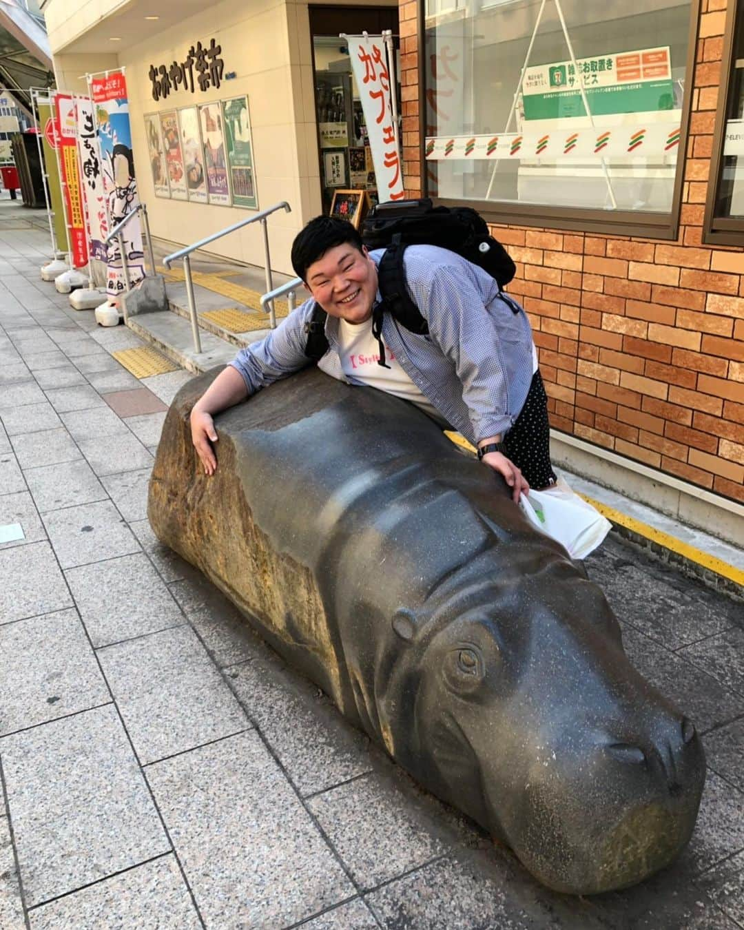 カバさんのインスタグラム写真 - (カバInstagram)「本日のでぶ活。 鳥取県の皆さま、ありがとうございました！大感謝です🙏✨帰りに米子駅前の様々なもの、支えさせて頂きました！また宜しくお願いしますー！セブイレ前で休憩してる兄弟とー！ . #本日のでぶ活 #でぶ活 #吉本新喜劇 #ワールドツアー #すっちー #酒井藍 #鳥取 #沢山のお客様 #ありがとうございました #大感謝 #米子駅前の様々なもの支え #アトラスならぬ #カバラス #お支えシリーズ #セブイレ前で休憩してる #兄弟 #カバ #ヒポポタマス」5月12日 20時52分 - kabaking0129