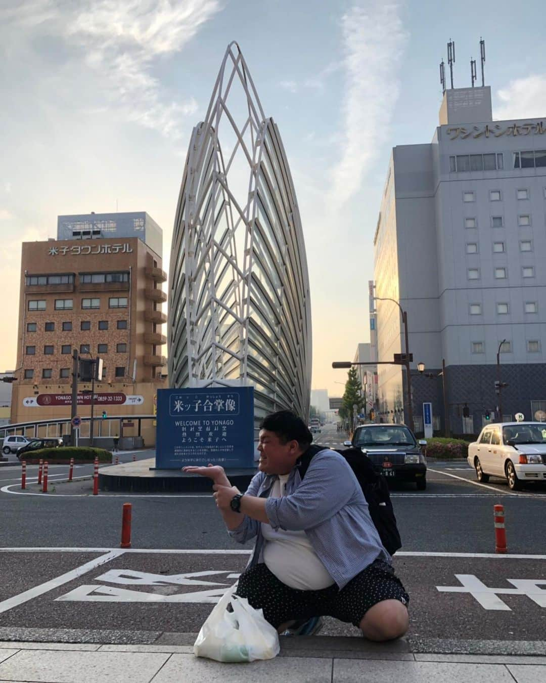 カバさんのインスタグラム写真 - (カバInstagram)「本日のでぶ活。 鳥取県の皆さま、ありがとうございました！大感謝です🙏✨帰りに米子駅前の様々なもの、支えさせて頂きました！また宜しくお願いしますー！セブイレ前で休憩してる兄弟とー！ . #本日のでぶ活 #でぶ活 #吉本新喜劇 #ワールドツアー #すっちー #酒井藍 #鳥取 #沢山のお客様 #ありがとうございました #大感謝 #米子駅前の様々なもの支え #アトラスならぬ #カバラス #お支えシリーズ #セブイレ前で休憩してる #兄弟 #カバ #ヒポポタマス」5月12日 20時52分 - kabaking0129