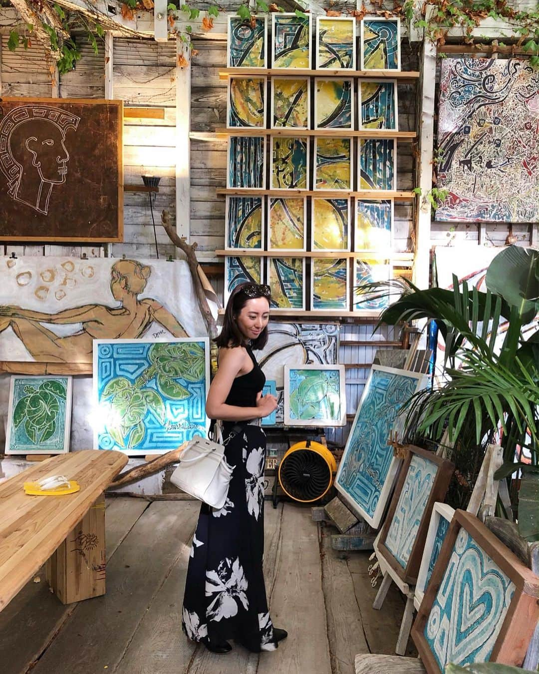 東美樹さんのインスタグラム写真 - (東美樹Instagram)「. Reminiscing the amazing trip back to my home town Fukuoka. My go to spot on the way to the beach. So many beautiful paintings😊💙🐚✨ 福岡帰省思い出② 糸島にあるアメリカ人アーティストJames Doverさんのギャラリー🎨 すご〜〜く、買って持って帰りたかったけど弾丸帰省だったので、今回は断念！泣 福岡の魅力を改めて確認できたとても意味のある旅時間だったなあ💓 . #Itoshima #fukuoka #homesweethome #beachgirl #fukuokapics #shortgetaway #vacay #mindfulness #blissful #arttherapy #vacay #getaway #糸島 #福岡 #地元 #ただいま福岡 #デトックス #マインドフルネス #アートセラピー #海が好き #好きばい」5月12日 20時52分 - mikko.36___