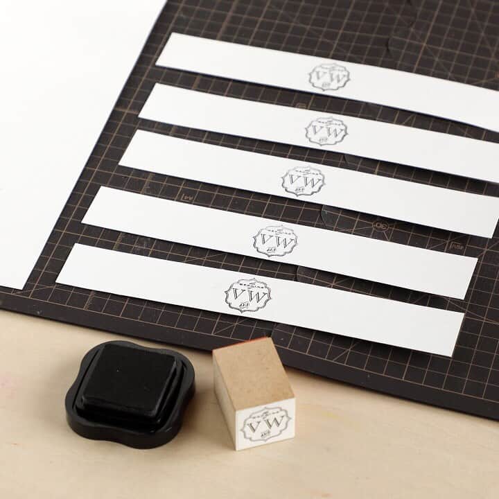 ゼクシィさんのインスタグラム写真 - (ゼクシィInstagram)「【トイレアメニティーをDIY🌟】 . 式当日、お化粧室にアメニティーがあるとおもてなし感が伝わり、 ゲストとしてはやっぱり嬉しいですよね☺️ でも、市販の雑多なアメニティーのデザインを素敵にまとめるのは、 やってみると意外と難しい……。 そんな悩める花嫁たちに、アメニティーをリーズナブルに、 そして素敵にまとめるテクニックをお教えしちゃいます😝✔️ . ＜材料＞ ●シンプルなトレイ 1～2個 （写真の木製トレイは100円ショップでGET） ●A4サイズの白紙 1～2枚 ●好みのスタンプorシール 適量 ●好みの柄の折り紙 適量 ●シンプルなガラス容器やボトル （綿棒やコットンの詰替え用容器） ●好みのアメニティー （写真は、歯ブラシ、綿棒、コットン、ハンドクリーム、 ウエットティッシュ、ハンドタオルなど） . ＜道具＞ ●スタンプ台 ●30cm定規 ●カッター＆カッターマット ●セロテープ . 画像3枚目では、アメニティに貼るラベルを作成します🎵 アメニティーはいろんなサイズや形があるので、 どんな形にも合う、細長タイプで作製！ A4サイズの紙を定規とカッターで3cm幅に切り、中央にスタンプをON🌟 . 画像4枚目では、ラベルより1～２cm太くカットした折り紙とラベルを重ね、 セロテープで接着します。 歯ブラシなど個包装のままがいいものは、なるべくシンプルなデザインを選び、 ロゴやデザインを折り紙でカバーするのがコツ😌☝️💕 . ポイントの詳細は、#ゼクシィアプリ 記事をチェック！ デザイナー小杉麻希の手作りウエディングvol.81  トイレアメニティーDIYレッスン . . +♥+:;;;:+♥+:;;;:+♥+:;;;:+♥+:;;;:+♥+:;;;:+♥ . プロポーズから結婚式まで素敵なお写真募集中！ . ゼクシィ公式アカウントでお写真を紹介してみませんか？ 【#ゼクシィ2019】 を付けて投稿してください📷💎 . +♥+:;;;:+♥+:;;;:+♥+:;;;:+♥+:;;;:+♥+:;;;:+♥ . ▼花嫁さんダウンロード数No.1 ゼクシィアプリはURLから👰💐 @zexyrecruit . #アメニティ#アメニティセット#アメニティグッズ#トイレアメニティ#オリジナルアメニティ _ #ブライダルdiy#ウェディング演出#ブライダル演出#結婚式演出#披露宴演出#やってよかった演出#花嫁diy#結婚式演出アイテム#フォトウェディング _ #ウェディング小物#ウェディングフォト#結婚式diy#前撮り準備#当日レポ#披露宴レポ#全国のプレ花嫁さんと繋がりたい#日本中のプレ花嫁さんと繋がりたい#プレ花嫁#ウェディング _ #結婚式#ゼクシィ#ちーむゼクシィ#プロポーズされたらゼクシィ」5月12日 21時03分 - zexyrecruit