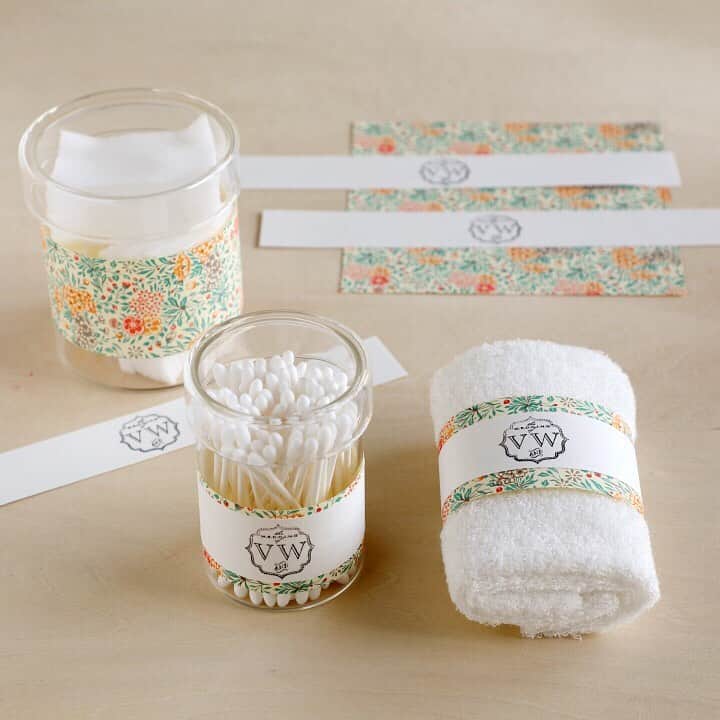 ゼクシィさんのインスタグラム写真 - (ゼクシィInstagram)「【トイレアメニティーをDIY🌟】 . 式当日、お化粧室にアメニティーがあるとおもてなし感が伝わり、 ゲストとしてはやっぱり嬉しいですよね☺️ でも、市販の雑多なアメニティーのデザインを素敵にまとめるのは、 やってみると意外と難しい……。 そんな悩める花嫁たちに、アメニティーをリーズナブルに、 そして素敵にまとめるテクニックをお教えしちゃいます😝✔️ . ＜材料＞ ●シンプルなトレイ 1～2個 （写真の木製トレイは100円ショップでGET） ●A4サイズの白紙 1～2枚 ●好みのスタンプorシール 適量 ●好みの柄の折り紙 適量 ●シンプルなガラス容器やボトル （綿棒やコットンの詰替え用容器） ●好みのアメニティー （写真は、歯ブラシ、綿棒、コットン、ハンドクリーム、 ウエットティッシュ、ハンドタオルなど） . ＜道具＞ ●スタンプ台 ●30cm定規 ●カッター＆カッターマット ●セロテープ . 画像3枚目では、アメニティに貼るラベルを作成します🎵 アメニティーはいろんなサイズや形があるので、 どんな形にも合う、細長タイプで作製！ A4サイズの紙を定規とカッターで3cm幅に切り、中央にスタンプをON🌟 . 画像4枚目では、ラベルより1～２cm太くカットした折り紙とラベルを重ね、 セロテープで接着します。 歯ブラシなど個包装のままがいいものは、なるべくシンプルなデザインを選び、 ロゴやデザインを折り紙でカバーするのがコツ😌☝️💕 . ポイントの詳細は、#ゼクシィアプリ 記事をチェック！ デザイナー小杉麻希の手作りウエディングvol.81  トイレアメニティーDIYレッスン . . +♥+:;;;:+♥+:;;;:+♥+:;;;:+♥+:;;;:+♥+:;;;:+♥ . プロポーズから結婚式まで素敵なお写真募集中！ . ゼクシィ公式アカウントでお写真を紹介してみませんか？ 【#ゼクシィ2019】 を付けて投稿してください📷💎 . +♥+:;;;:+♥+:;;;:+♥+:;;;:+♥+:;;;:+♥+:;;;:+♥ . ▼花嫁さんダウンロード数No.1 ゼクシィアプリはURLから👰💐 @zexyrecruit . #アメニティ#アメニティセット#アメニティグッズ#トイレアメニティ#オリジナルアメニティ _ #ブライダルdiy#ウェディング演出#ブライダル演出#結婚式演出#披露宴演出#やってよかった演出#花嫁diy#結婚式演出アイテム#フォトウェディング _ #ウェディング小物#ウェディングフォト#結婚式diy#前撮り準備#当日レポ#披露宴レポ#全国のプレ花嫁さんと繋がりたい#日本中のプレ花嫁さんと繋がりたい#プレ花嫁#ウェディング _ #結婚式#ゼクシィ#ちーむゼクシィ#プロポーズされたらゼクシィ」5月12日 21時03分 - zexyrecruit