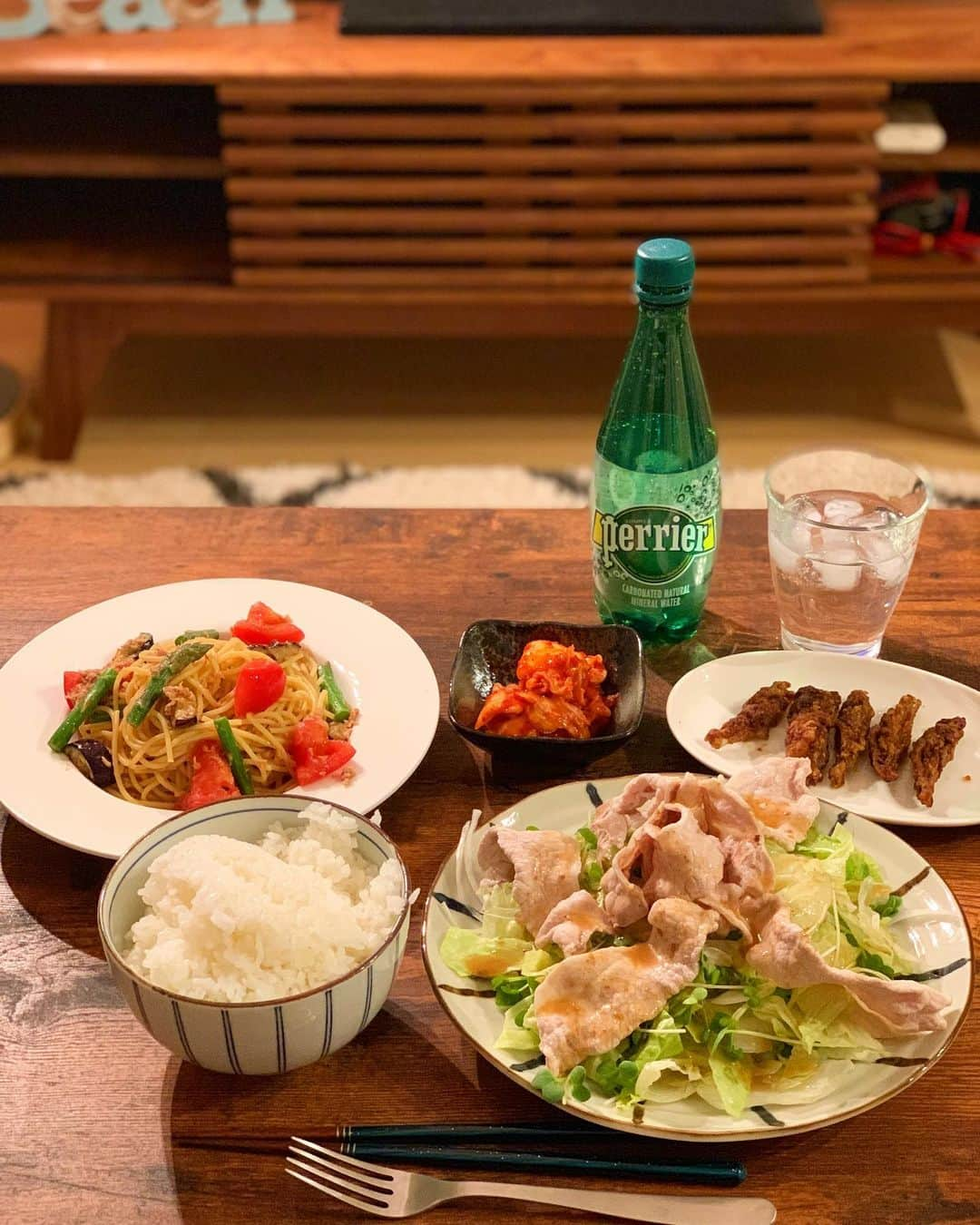 永井建成さんのインスタグラム写真 - (永井建成Instagram)「#永井キッチン🍴  #建成食堂 #夜ごはん #夏野菜の冷製パスタ #冷しゃぶサラダ  #手羽中の唐揚げ #キムチ ・ ・ まだ5月やけどめっちゃ暑い😵 暑さにバテないように食事から気を使っていかないとね！タンパク質を、しっかり摂って筋肉疲労を解消。 どんな時も矢印は自分に向けて。 これからも顔晴ろう😁」5月12日 20時56分 - tatsu7729