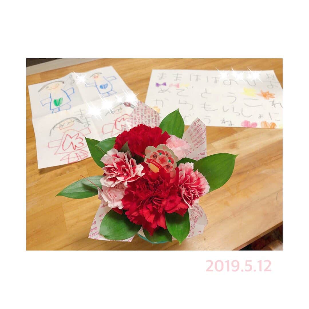 のインスタグラム：「母の日。 娘と息子からカーネーションを貰いました💐 パパと買いに行って選んでくれたそうです。 ありがとう。 娘からはお手紙や絵も。 こっそり準備して渡してくれたその気持ちがとってもとっても嬉しいです。 . そして私と茉奈を産み育ててくれた母、夫を産み育てて支えて下さるお母さん、本当にありがとうございます。  全国のお母さん、母の日おめでとうございます。 いつもお疲れ様です！ お互い身体を大切にこれからも頑張りましょうね🍀  #母の日  #カーネーション #お手紙#似顔絵 #明日からもがんばります #がんばれます☺︎」
