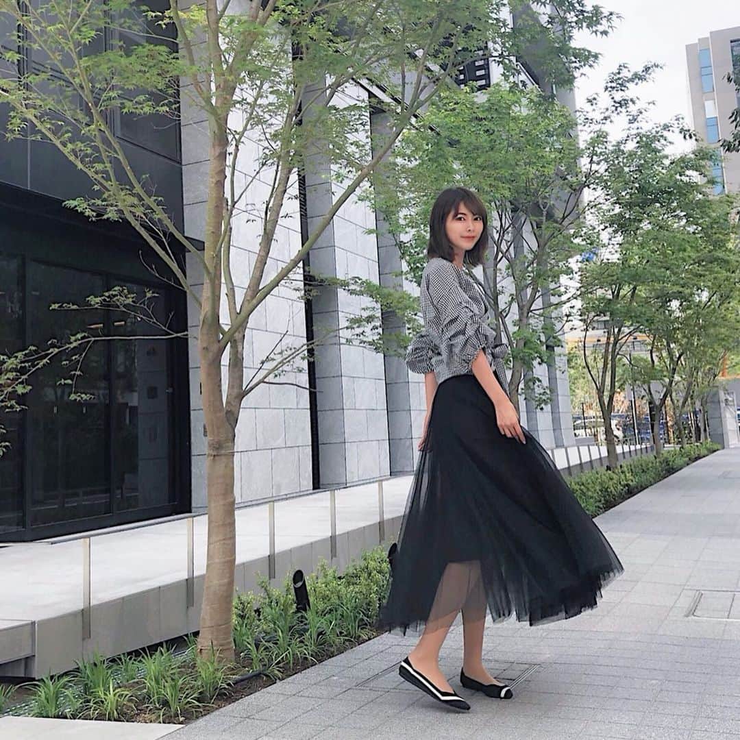 Yuika Matsuさんのインスタグラム写真 - (Yuika MatsuInstagram)「しふく . . . skirt @fifth_store . . この#チュールロングスカート のたっぷりチュール で ふんわり加減が たまらなく好き ♡ . . 黒って重くなりがち だけど 歩くたびに フワッフワッするので  これなら使いやすい✨ . . 女度が上がる気が過ぎる😋♪ . . .  @fifth_store で40%off でした 🌷 サイコウ👏🏻 . . . . . . #fifth  #fifthtl #yuika_code👗 #フィフス #fashion #フレアスカート #チュールスカート」5月12日 20時58分 - yuika00802