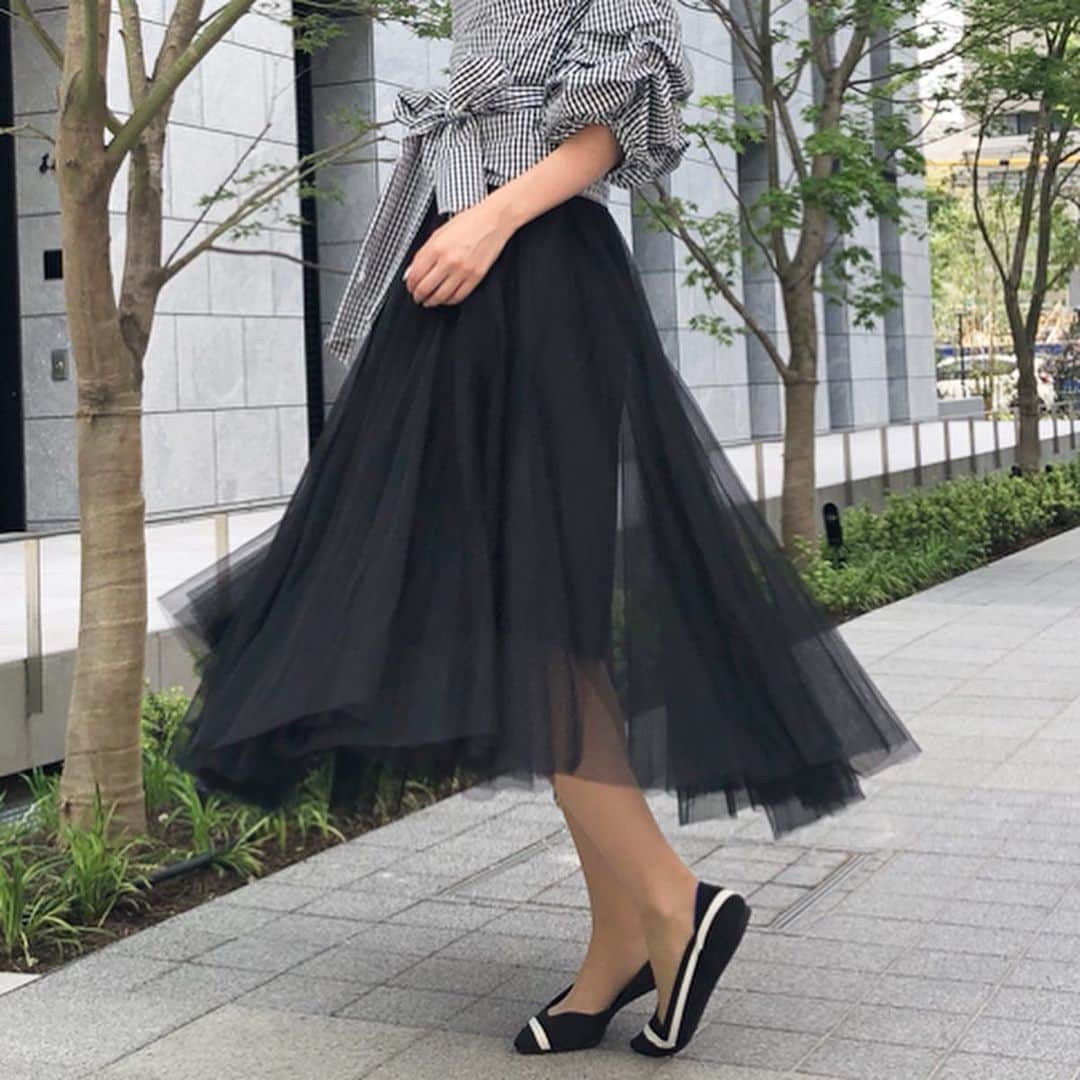 Yuika Matsuさんのインスタグラム写真 - (Yuika MatsuInstagram)「しふく . . . skirt @fifth_store . . この#チュールロングスカート のたっぷりチュール で ふんわり加減が たまらなく好き ♡ . . 黒って重くなりがち だけど 歩くたびに フワッフワッするので  これなら使いやすい✨ . . 女度が上がる気が過ぎる😋♪ . . .  @fifth_store で40%off でした 🌷 サイコウ👏🏻 . . . . . . #fifth  #fifthtl #yuika_code👗 #フィフス #fashion #フレアスカート #チュールスカート」5月12日 20時58分 - yuika00802