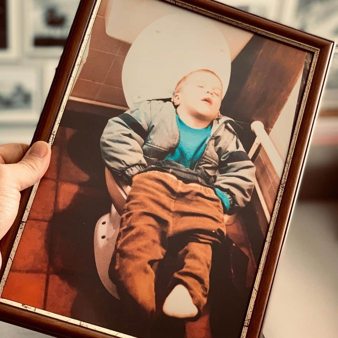 オリー・マーズさんのインスタグラム写真 - (オリー・マーズInstagram)「SundayFeels... 😴🚽🤣 #tb #1990 #thisisme」5月12日 20時59分 - ollymurs