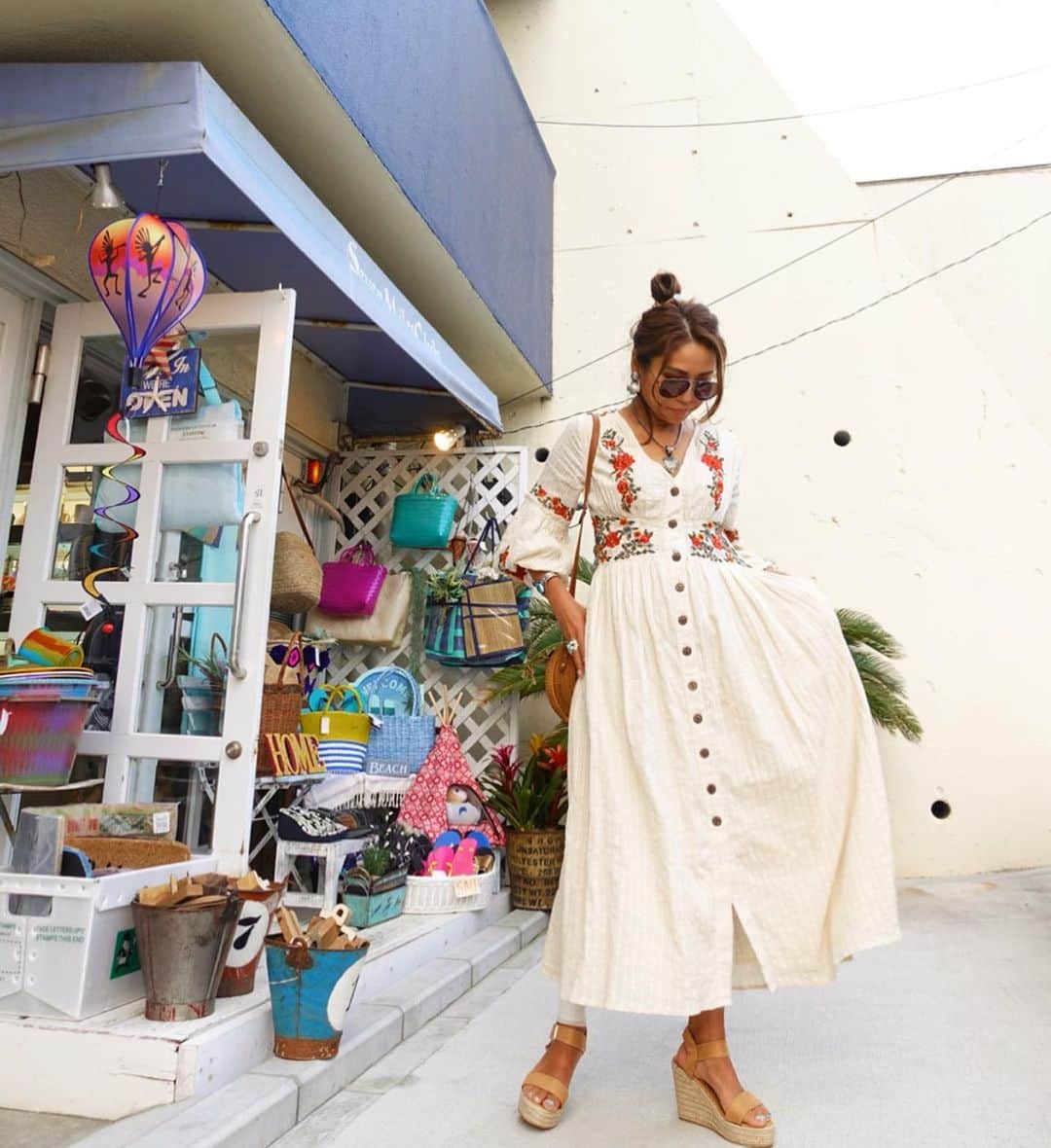 のインスタグラム：「happy mothers day❣️母の日にカーネーションでお墓まいり❤️その後大好きなshopに💙  刺繍ワンピ #Anthropologie サンダル #soldos  #coordinate #ootd #fashion #japan #sea #beach #海 #海のある生活 #コーデ #コーディネート #カジュアルコーデ #カジュアルファッション #楽ちんコーデ  #春コーデ #シンプルコーデ #大人女子 #大人カジュアルコーデ#刺繍 #ワンピース  #ラフコーデ#アラフォーコーデ #happymothersday」
