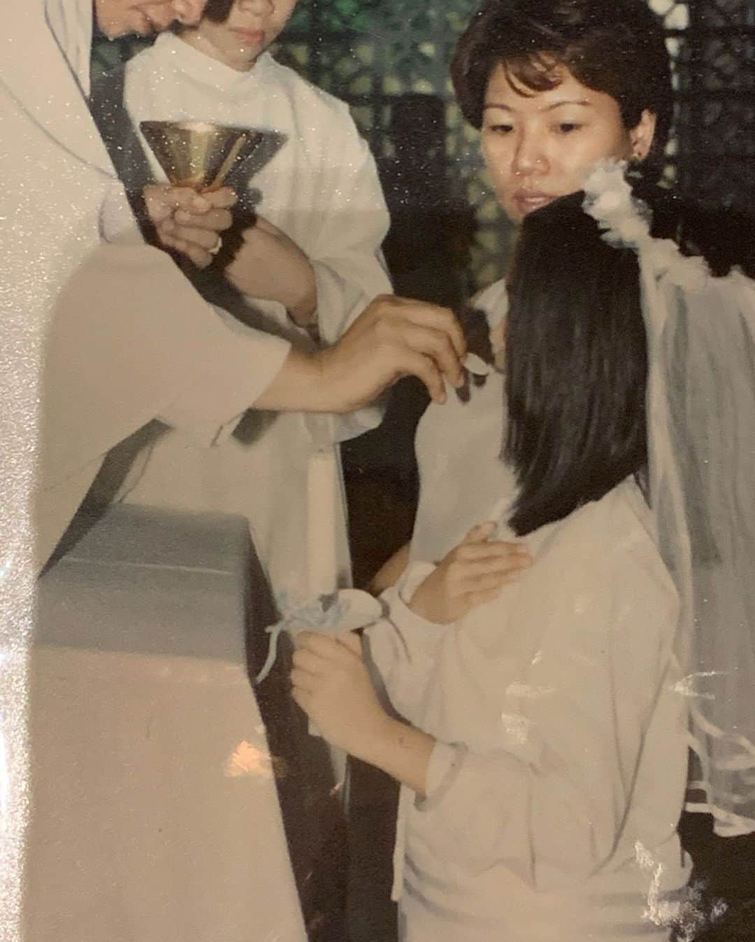 Kim Chiuさんのインスタグラム写真 - (Kim ChiuInstagram)「“If roses grow in heaven, Lord please pick a bunch for me and give to my mom and tell her they are from me.”🙏🏻. . seeing most of the posts today made me somewhat a little jealous, I’m trying to look for photos of me and my mom and these I found. For years these have been with me, the only photos I have with her  before we don’t own a camera. my mama is a camera shy, we only get our photos from the cameraman sa mga events na may sticker ka to claim it, but she seldom joins the picture. technology now is way far diff just one click on your phone then you can have as much photos as you want. memories to look back again and again. wish we had this technology 20 years ago.... happy mothers day to all the mothers out there. take lots of photos with your mom, hug her tight, tell her you love her, always say thank you and appreciate everything she has done for you,... before its too late 🖤 we cant hold on to something, forever. . my mom may be gone but blessed to have an “ate/mom” who stand by us and accept the responsibility of being a mother to all my siblings!❤️ we are so lucky to have you achi❤️ thank you for loving us, being proud of each and everyone of us. always being there kahit wala ka nang time for yourself. you are so selfless, thank you for giving your time to us especially to me!!! you are the real champion! i love you so much❤️ happy mothers day!!! 😘 @kamchiu and happy mothers day also to my ate @twinklechiu and  #avy ❤️ #family #mothersday (vid is from the bday greeting of achi to @alfa1charlie )」5月12日 21時00分 - chinitaprincess