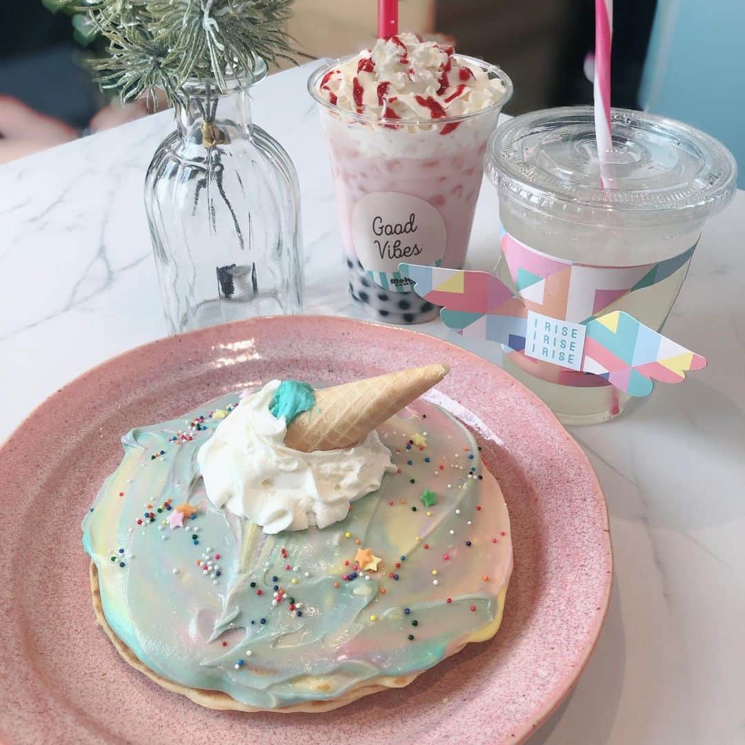 YU-RIのインスタグラム：「#ユニコーンパンケーキ らしいです🦄🍭💓笑笑 めっちゃ美味しかった🥰 ・ #中目黒#カフェ#パンケーキ #パンケーキ食べたい#🦄」