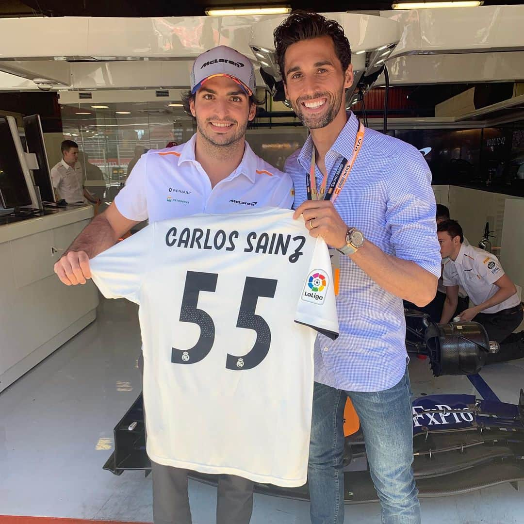 アルバロ・アルベロアさんのインスタグラム写真 - (アルバロ・アルベロアInstagram)「Un placer poder visitar y desear mucha suerte a @carlossainz55 en el Gran Premio de España @f1 @emirates. ¡A por todas, crack!🏎🏁」5月12日 21時13分 - arbeloa