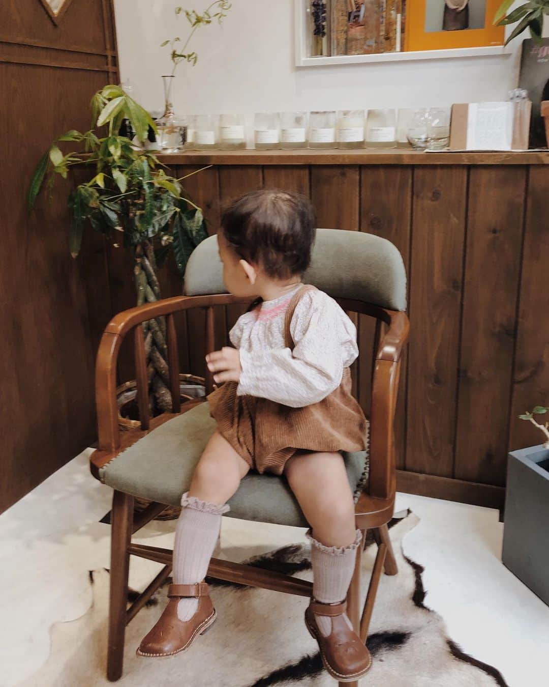 目見田早弥子のインスタグラム：「| mini me blink(@blink_hair)に行った日🌼 この席好き！☺︎ Eurekaのお靴、どんな服装にも合うし 履かせやすいし歩きやすそうやから いつも履かせてる🌿 皮が馴染んできてとても良い感じです◯ @stellina.shop」