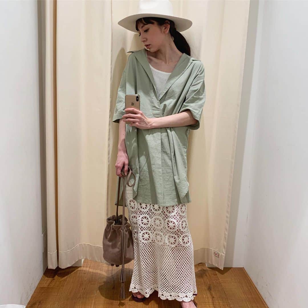ungrid_minamiのインスタグラム：「. ミントグリーンのようなカーキが爽やか🌴 @ungrid_official  #Ungrid#アミュプラザ博多 #スキッパービッグハーフスリーブシャツ」