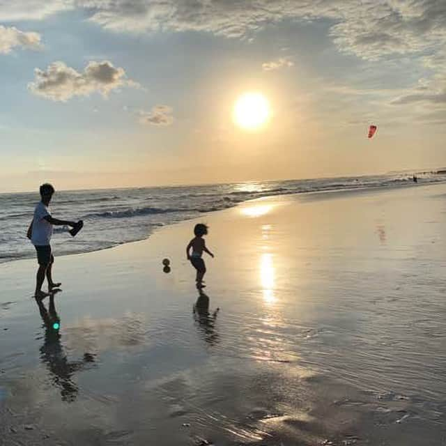 カヒ さんのインスタグラム写真 - (カヒ Instagram)「봐도 봐도 또 보고싶은 어떤 하루의 사진... 그림자를 보니 뭔가 마음이 물컹거리네요. 인터넷 라이브로 예배를 드리는 요즘 오늘의 설교 말씀에서 많은걸 배웠어요. 부모의 권위는 지배적인 것이 아니라는것과 부모에게 순종 하려면 사랑과 신뢰가 있어야 한다는 목사님 말씀. 나에겐 부모님에 대한 사랑과 신뢰가 없었던 걸까... 부모님께 순종 하지 않는 내가 참 바보 같고.. 죄송하네요.. 아이들은 부모의 말을 듣고 배우지 않는데요. 눈으로 보고 배운데요. 눈에 보이는대로 다 흡수 하는 아이들 앞에서 기도하고 서로 사랑하고 신뢰하는 모습을 보여주면 우리 아이들도 그대로 보고 배우겠죠? 부모가 된다는것... 참 어렵다고 느낀 하루네요... 확실한건 기도하는 가정의 아이들은 절대 무너지지 않는다는것🙏🏻 사랑하는 노아,시온아.  엄마 아빠가 무한한 사랑과 신뢰를 잘 쌓아줄께💙  모두 평온한 주일저녁 보내세요. 내일은 또다시 설레이고 활기찬 월요일 되시길❤️ . . . #kahi_bali #kahi_stayhealthy #가희의헬시라이프」5月12日 21時04分 - kahi_korea