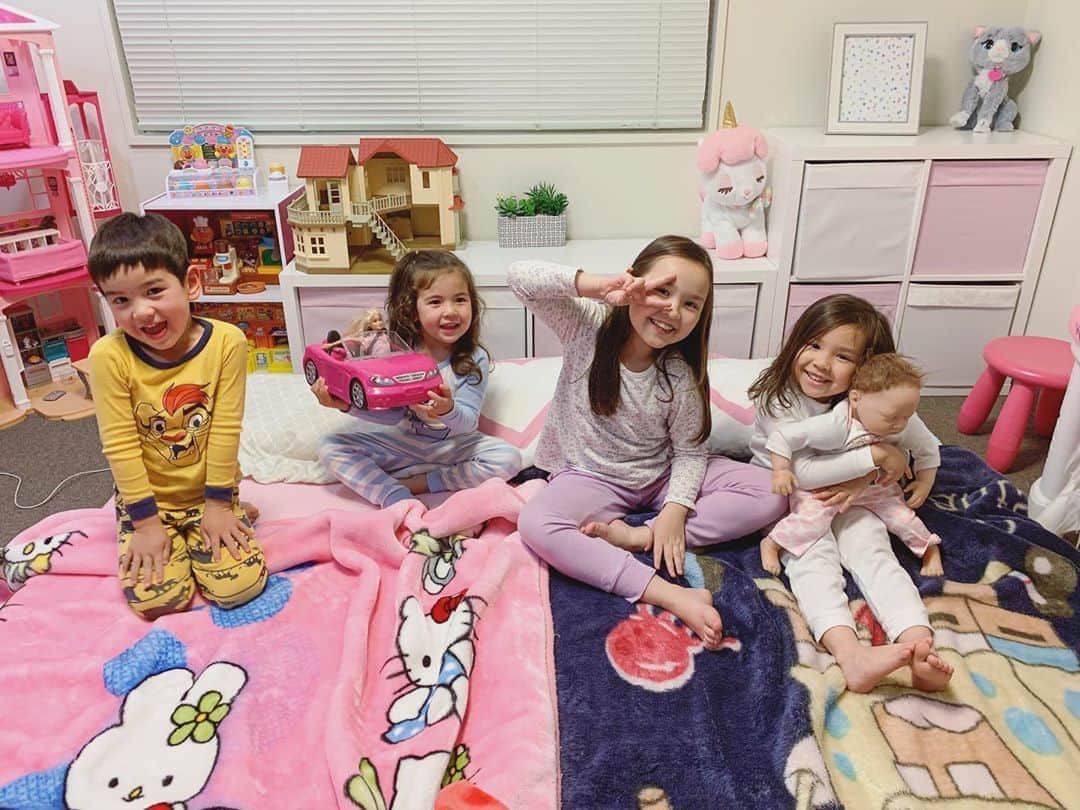 バイリンガル3兄妹のインスタグラム：「Happy Mother’s Day!!! 皆さまどんな母の日を過ごしましたか？ ・ 私はぐったりしてます😂 ・ 昨日はおジェムさん家族がうちにお泊まりに来てくれてました♡ ・ せっかくのとっても楽しい二日間だったのに ・ GWあたりから急にまるでイヤイヤ期のように華が大暴れで泣き止まなかったり、なんでもイヤイヤしたり、肺の底から叫んだり… ・ とにかく華は今とても大荒れしてます。 ・ そんなおはなに「お友達がおうちに泊まる」っていう、非日常な状況が追加され ・ 更に何かに拍車がかかりハイパーになった様子で…😭 ・ 今日は何度ブチ切れた事か。 ・ でもよく考えたら… というかよく考えなくても… ・ 4月から新しい幼稚園で日本語環境に入り、人見知りながらも頑張って挨拶をして… ・ クラス内の決まりごとや1日の流れもアメリカの時とはぜんっぜん違うはずで。 ・ 何より「やりたくなければやらなくていい」アメリカと「なんでもみんなでやりましょう」な日本の違いに心がついていけていないのかもしれません。 ・ 小さな体で頑張ってるんだと思う。 きっとたくさん我慢したり、緊張したり、不安になったりしてると思う。 ・ そして家に帰ればダディはいなくて。 毎日毎日私のワンオペ育児。 (8月までダディ仕事でアメリカです) ・ ・ 色々発散できない何かあるんだと思う。 私も余裕がなくて受け止められてないと思う。 ・ 朝は華が投げた木のおもちゃが空雅のスネに当たってアザになって、それに激怒した空雅が思いっきり華の頭を叩いた。 ・ もちろん華は大泣きして。 ・ 痛かったからといって11歳が4歳を思い切り叩いていいはずがない ・ でも謝れって言っても謝らない。 華がいけないって。 ・ それもわかるよ。 華も物を投げていいはずがない 悪気はなくてたまたま当たっちゃったならすぐに謝ればよかった。 ・ でもそれをしなかったから、空雅は怒って華を叩いた。 ・ でもやっぱり11歳が4歳の頭を叩くのはなしだよ。(いや同い年でもダメだけど) ・ なんでそんな事するのって空雅に話してたら涙が出てきた。 ・ 私泣いてたよ。 ・ その状況に、その光景に、その空気に… 全てに悲しくなって切なくなって、投げ出したい気持ちになって泣いてたよ。 ・ 家族5人分の引越しも家の中はほぼ3日で全部1人で片付けた。 ・ GWも当然1人で乗り切った。 ・ ダディが家事育児たくさん手伝ってくれてた分、全部1人でやらなきゃいけない今、時間配分がまだうまくできなくていつも疲れてる。 ・ だからといって 私頑張ってるでしょ？とも 私大変でしょ？とも、いうつもりはない。 ・ だってお母さんてみんなこんな感じだよね。 ・ みんなこういう踏ん張り時 あるよ、誰にでも、絶対。 ・ うちはそれがたまたま母の日だっただけ。😂 ・ だからもし、 たくさんのお母さんが幸せな1日を過ごしたという投稿で溢れる今日 ・ 私と同じような疲れ切った母の日を過ごしたママがいたら ・ 「うちもだよ！最悪だったよなー😂」 って、画面越しにハイタッチさせて😂 ・ それでも今日うちの子達3人が元気にいつも通り過ごせたこと。 ・ 事故に巻き込まれたり、大きな怪我をせずに過ごせただけで、この上ない幸せな母の日でした、ありがとうございましたと神様に言いたい。😂 ・ 来年はもうちょっと素敵な母の日が待ってますように、お願いします！ ・ ・ 読んでくれてありがとうございました。 気持ちがすっきりいたしました♡ ・ ・ #母の日  #ガールズは絵を描いてくれた #空雅は何にもくれなかった #え #気が利かないとは思ってたけど #まさか何にもくれないとは #一瞬でも期待した私がバカ #誰か私に花の一輪でもください #happymothersday😭 #バイリンガル3兄妹母の日2019」