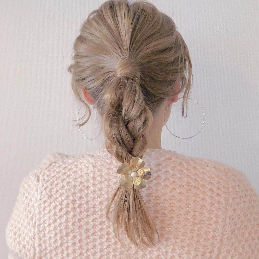 のインスタグラム：「たまにはヘアアレンジ載せてみる◎（簡単すぎるけど） ポニーフック がとにかく使える👏🏻 バリエーション増やそうかな？ ・ ・ ・ #ヘアアレンジ#ヘアスタイル#ポニーテール#簡単ヘアアレンジ#セルフアレンジ#ミディアム#ラーメンマンヘア#ポニーフック#ハンドメイドアクセサリー#ゆるアレンジ#ヘアセット#まとめ髪#ママコーデ」
