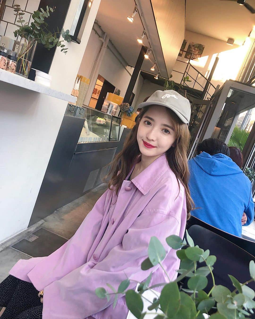 平木愛美のインスタグラム：「大好き！！母🌹🧸❤️ おかあさん、ありがとう。  そんな大切なひ。  写真は全然関係ないのですが（むしろ写真ごちゃごちゃですが、、） 母の日に、と、このあいだgw帰省したときに紫陽花を贈った…♡ 大阪にいた日、社会人になった弟と、初めて！？ふたりで出掛けたの！大学卒業＆就職祝いでプレゼントのネクタイを一緒に選びに＆お茶💛🦕なんだか新鮮だけど、よき時間でした💫  そのかえりに、'お母さんに母の日でお花わたそうと思うけど一緒にするー？'って弟に言ったら  んー自分でしようかなって、母に鞄を選んでた💞☺️ほっこり。  その夜は大阪のばぁばじぃじのおうちで、皆んなでお寿司をたべたり。  今回、小学生弟くんともいっぱい一緒に過ごせたし🚀🚗 父とは東京戻ってからすぐ、ご飯できたし❤️ 家族との時間たくさん過ごせたのしあわせだな〜〜♡ そして急遽会ってくれた大好きな友達さんたちにも、癒され。ありがとう😊💜💖らーぶー！！！ みんながずっと、はっぴーに楽しくなまいにちで生きてほしい🌈🥺 #family #mom #母の日 #愛 #愛美ふく #ちびっこまなみん #ひらきふぁみりー」