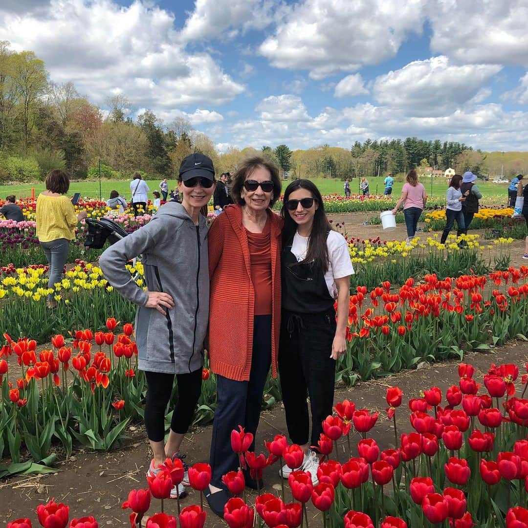 マリッサ・キャステリのインスタグラム：「Happy Mother’s Day to all the wonderful moms out there! Thank you for everything❤️ . . . . . . *#mothersday #sundayfunday #mom #thankful」