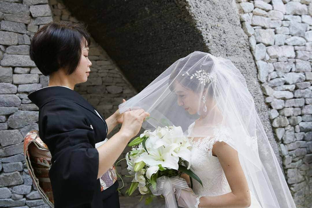 峯岸伽奈のインスタグラム：「. . .  Happy mother's day💐  #mothersday #throwbackwedding #石の教会 #ブレストンコート花嫁  #母の日」