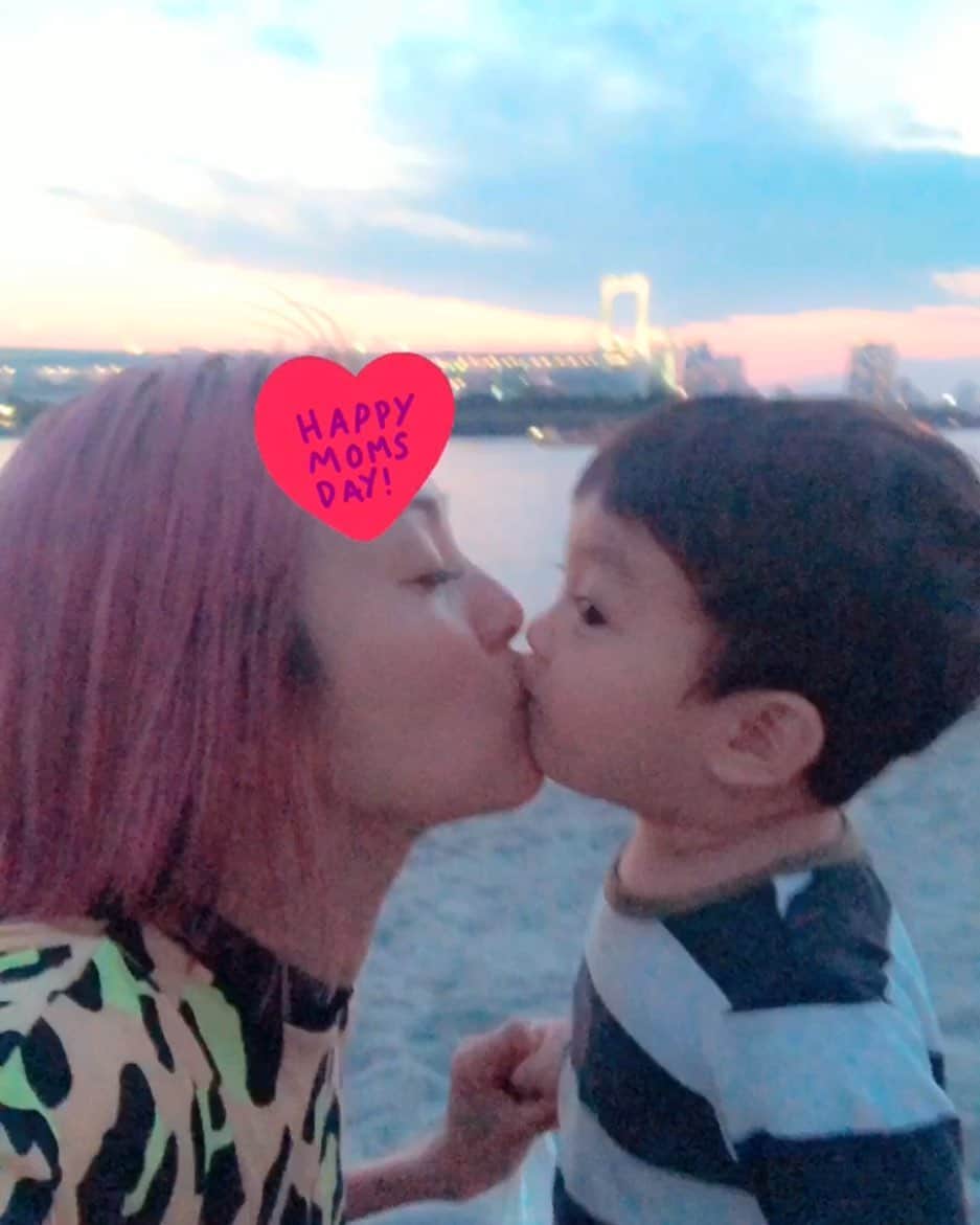 Nazukiのインスタグラム：「Happy Mothers Day💕🌷 レンからkissもらいました🥰  幸せ💕💕✨ Thank you😊  彼氏😭  #happymothersday  #family  #kiss #myson #1years7months  #母の日 #男の子ママ #キス #一児のママ #1歳7ヵ月 #小さな彼氏 #お台場 #散歩道 #シンママ」