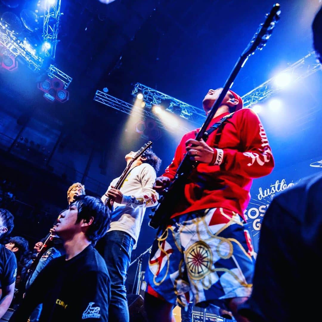 Kuboty のインスタグラム：「6人による最後のGrown Kids🌇 トリプルギターソロ、イキどころはみんな一緒🎸🎸🎸🔥 photo by @naoto_iwabuchi_  #totalfat #dustbox #northern19」