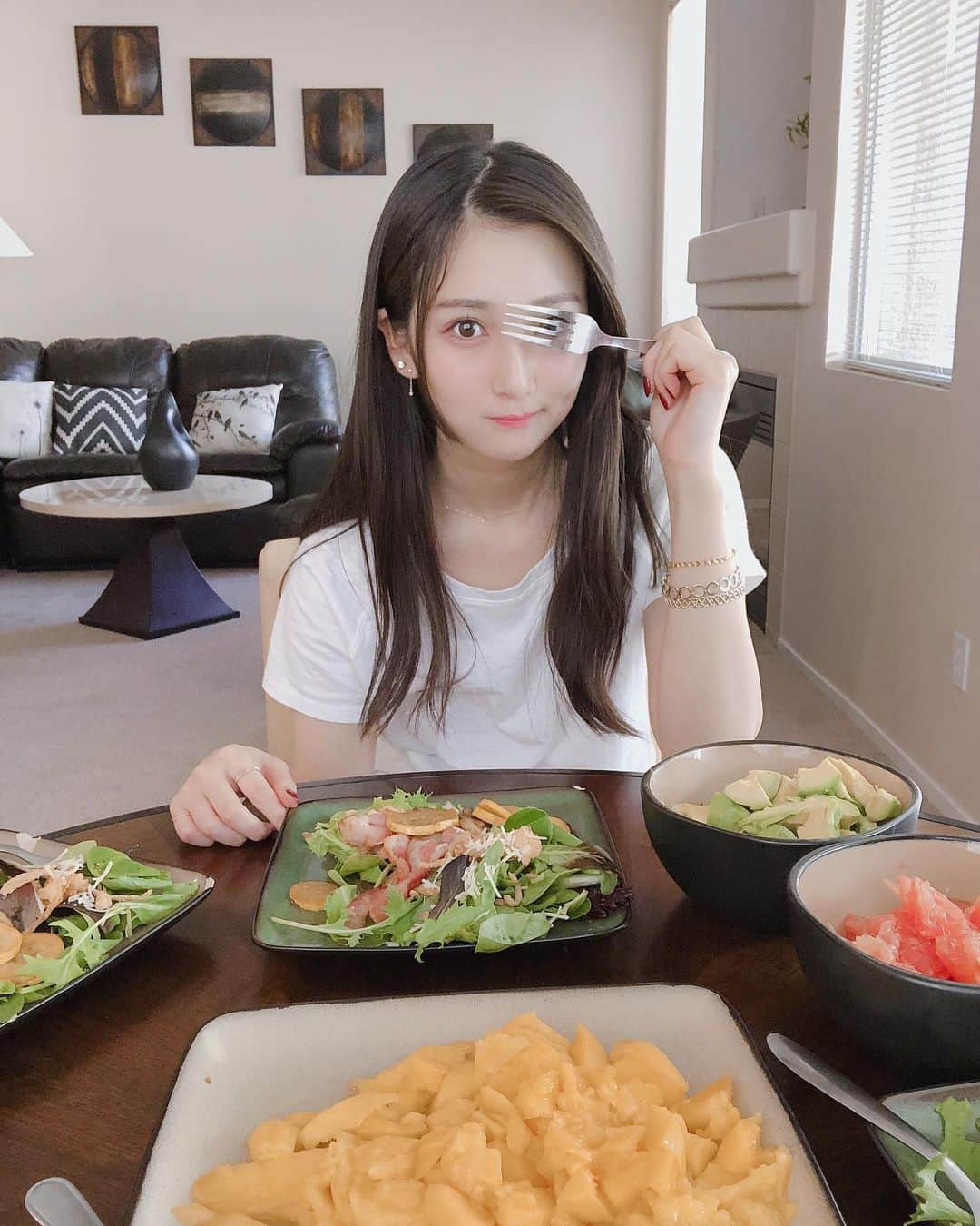 小磯陽香のインスタグラム：「朝ごはん🥣  #lasvegas #lasvegasstrip #ラスベガス #ラスベガス旅行 #朝ごはん #breakfast #vegetables #mango #grapefruit #avocado #小磯陽香」