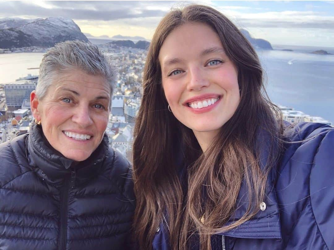 エミリー・DiDonatoさんのインスタグラム写真 - (エミリー・DiDonatoInstagram)「Mom and me in Norway with my @biotherm family. 💙💙💙 Happy Mother’s Day Mom!!!!!!」5月12日 21時25分 - emilydidonato