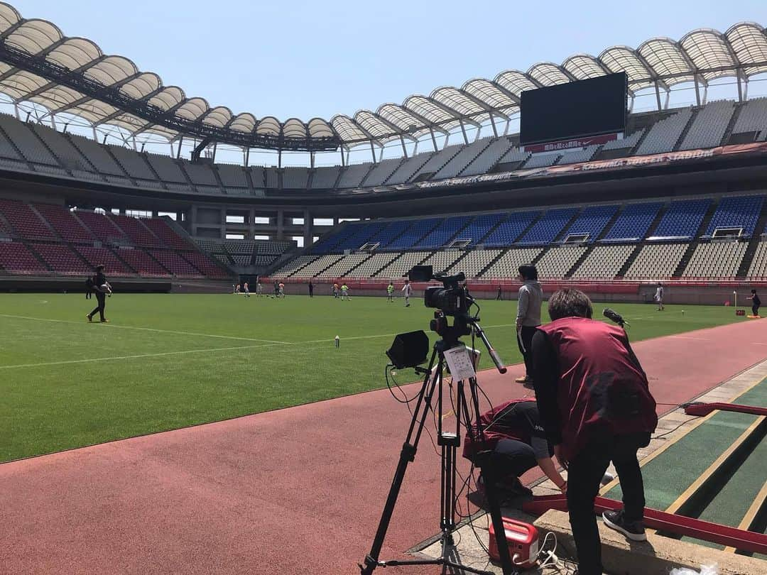 長澤彩子さんのインスタグラム写真 - (長澤彩子Instagram)「素晴らしいサッカー専用スタジアムでした⚽️ 鹿島アントラーズユースと流通経済大学付属柏高校との一戦。 球際のプレッシャーが強く、攻守の切り替えがとにかく早い見応え十分な試合でした🌟  アントラーズユースの中村監督、流経大柏の名将本田監督、解説の名良橋晃さん、実況の日テレ鈴木健アナウンサー、スカパーの皆様にとても親切にして頂き感謝です🙇‍♀️ ・ フリーランスは適応力の高さと素早さが求められる世界。また一人で何役もこなせることも大事です。(それはtvkと一緒か。笑) いい勉強になりました🤓 ・ 今日は母の日💐 そんな日に生中継が出来るとは、お母さんからのプレゼントなのかな🎁  特別な日になりました💐  #カシマサッカースタジアム #鹿島アントラーズユース #流通経済大学付属柏高校 #プレミアリーグ #スカパー #スカサカ #母の日」5月12日 21時25分 - ayako212nagasawa