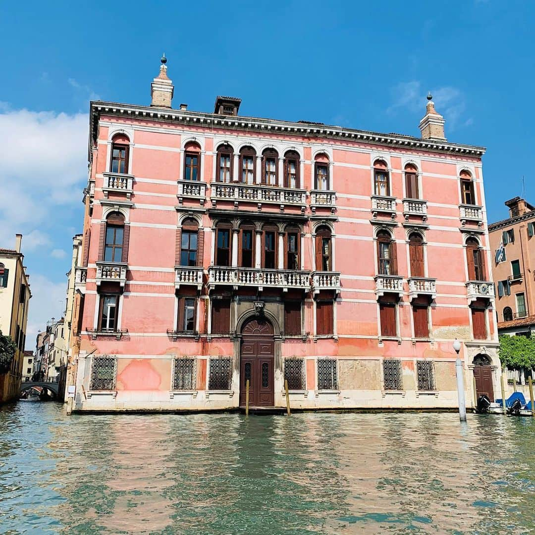 サラ・バレリスさんのインスタグラム写真 - (サラ・バレリスInstagram)「Once again I am mystified by the magic of this of this wide and wonderful world. Grazie Venezia...sei bellissima. 🧳🗺❤️ @joetipps」5月12日 21時26分 - sarabareilles