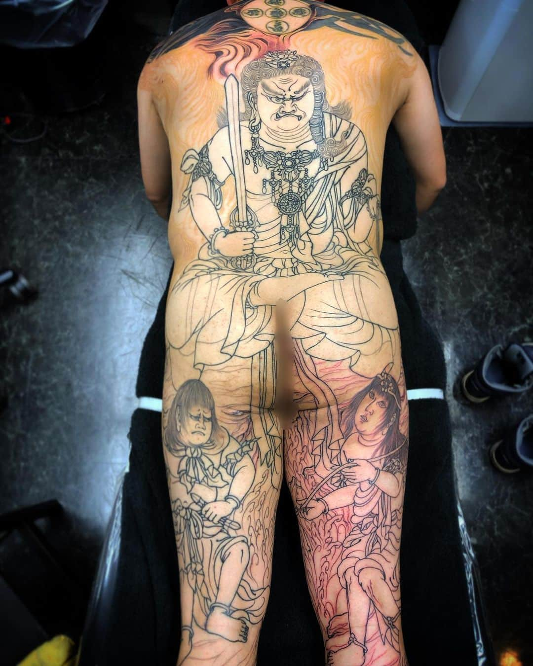 SHIGEさんのインスタグラム写真 - (SHIGEInstagram)「In progress,, “Fudo sanson” just finished all basic lines, and started black shading on cover up part,, Thank you Hide! Otsukaresama Deshita!  #shige #shigetattoo #shigeyellowblaze #yellowblazetattoo #黄炎 #不動明王 #不動三尊 #日本刺青 #制咜迦童子 #矜羯羅童子 #fudo #fudomyoo #japanesetattoo #japaneseart #japan @bishoprotary #bishoprotary @inkeeze #inkeeze #dipcaps #bishopfamily #fusionink #fusioninkproteam」5月12日 21時26分 - shige_yellowblaze