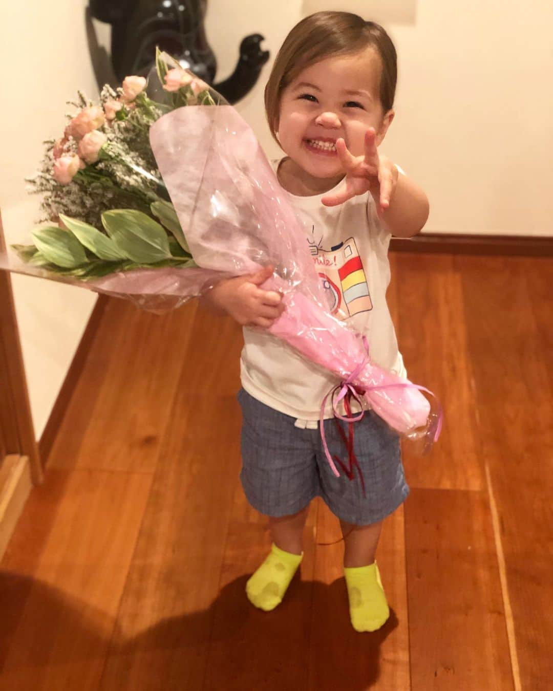 藤本恵理子さんのインスタグラム写真 - (藤本恵理子Instagram)「Happy Mother’s Day🌹 Thank you for such a beautiful bouquet and heartwarming letter🥰 世の中のお母さん、本当に毎日お疲れ様です🙆🏻‍♀️❤️ 娘とパパが素敵なプレゼントを用意してくれていました。 自分の背丈と同じくらいの花束を一生懸命運んで渡してくれました。 2歳をすぎて徐々に話せる言葉が増えてきてきたので母は益々楽しいよ。  #mothersday #happymothersday #kids #daughter #love #girl #present #bouquet #flower #flowerbouquet #母の日 #母の日プレゼント #2019 #女の子ママ #女の子 #女の子ベビー #子育て #2歳 #kiki_m」5月12日 21時27分 - eriko_fujimoto_0802