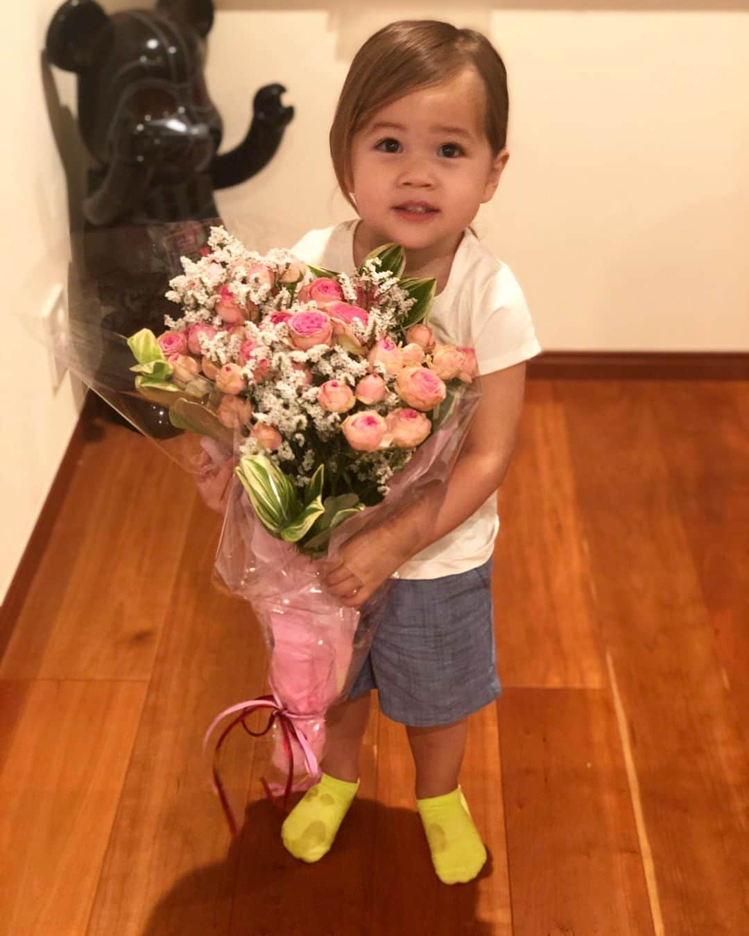 藤本恵理子さんのインスタグラム写真 - (藤本恵理子Instagram)「Happy Mother’s Day🌹 Thank you for such a beautiful bouquet and heartwarming letter🥰 世の中のお母さん、本当に毎日お疲れ様です🙆🏻‍♀️❤️ 娘とパパが素敵なプレゼントを用意してくれていました。 自分の背丈と同じくらいの花束を一生懸命運んで渡してくれました。 2歳をすぎて徐々に話せる言葉が増えてきてきたので母は益々楽しいよ。  #mothersday #happymothersday #kids #daughter #love #girl #present #bouquet #flower #flowerbouquet #母の日 #母の日プレゼント #2019 #女の子ママ #女の子 #女の子ベビー #子育て #2歳 #kiki_m」5月12日 21時27分 - eriko_fujimoto_0802