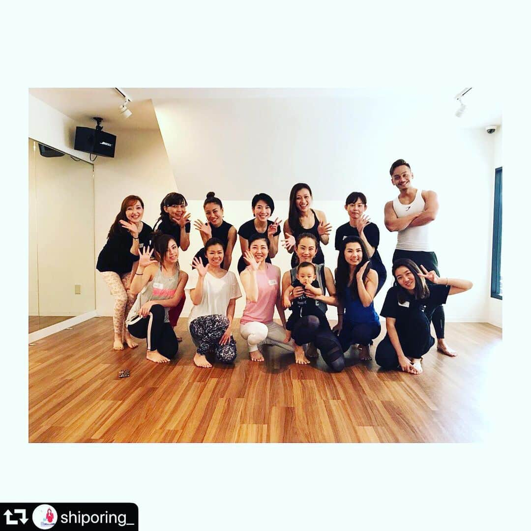 菅井悦子さんのインスタグラム写真 - (菅井悦子Instagram)「神戸クラスを終えたら、いつも来てくれる志歩ちゃんが泣けるほど嬉しいポストをしてくれました😭 本気で泣いたよ😭 大阪でヨガのイントラをしている彼女の日々の努力をいつも見ているので、こんな風に書いてくれて、ほんとにほんとに励みになります。 尊敬する彼女のスタジオでもいつかワークショップするぞーーー！！！！ ご参加下さった皆さん、、改めてご連絡しますので、少々お待ちくださいね！！ 皆さん、ありがとうございました！！ #repost @shiporing_ ・・・ 私のレッスンを変えてくれた方の元へ♡ RYT200後、どんなレッスンをしたいのか、私は何を伝えたいのか迷っていたころたまたま参加したWS。これが今でもほぼ毎週満席となる私のスタジオ @littlegemyoga の BEAUTY YOGA の原点となっています(木曜も増えました)。 しっかりと目的を持って、そのために手段を選ぶ。気合いややる気ではなく、論理的に行う。 短期間で確実に結果をだし、自分で「変わった✨」と思える、つまり自分でも「できる✨」と思える。 そのできるの積み重ねで自分に自信ができ、日常生活でも「できるかもしれない」と思えたり。 「美しくなることは、健康であることであり、機能的であること。であれば健康になりたいと思ってやるより、美しくなりたいと思って身体を動かした方がよくない？」 そう、私はスタジオに通う全ての人に20年後、30年後健康でいてほしい、美しいおばあちゃん、いけてるおばあちゃんになってほしいと思う。 約一年ぶりとなった今回のWS、とても進化していた、でも軸は全くブレてない。教える立場としての立ち振る舞い、空気作りまでも勉強になりました🙏🙏🙏 #いつもきついけど #今回はちょっと確認しながらできた #背中まだまだ弱いけど #なんとなくジムの効果出てるかも #股関節は確実に効果がわかった #反復 #基本が大切 #確実に変わる #仲間にも会えた #関西チームうちで練習会しない？ . .」5月12日 21時27分 - etsuko313