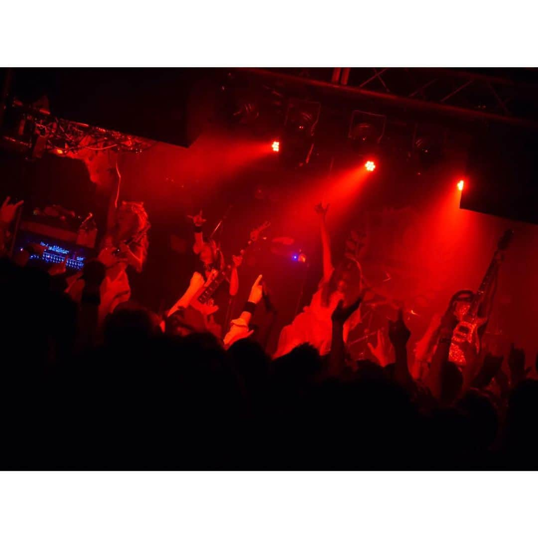 トキさんのインスタグラム写真 - (トキInstagram)「ツアー8本目豊橋clubKNOT！！ thank you ソールドアウト‼️ 1曲目から最後まで、カラダ中の血液が煮えたぎるのが分かる最高のライブだった！ まさに初心を"呼び起こす‼️" そんな夜でしたね。 今回のブロックはSAKIちゃんがゲストボーカルでしたが、 回を増すごとに激しく漢らしくなるSAKIちゃん❤️ 今日も凄まじいシャウト連発で、ビリビリきてました❤️ お疲れ様でした！！！ ・ #Aldious #アルディアス #aldioustoki #愛知県 #豊橋clubknot #全国ツアー」5月12日 21時28分 - aldioustoki