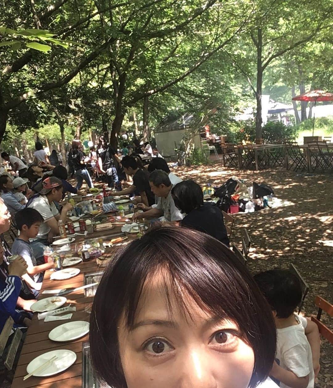 のインスタグラム：「暑い日でしたね。  でも風はさわやか。  たまらんねーー。  長男が0歳から行ってた #あゆみ保育園 父母対抗リレーがあって、確か私委員やってて 出場者を必死に集めたかなんかで、 仲良くなったママ、パパ。  3歳から幼稚園に行ったから疎遠になってましたが、  イズミヤで遭遇して バーベキューに誘ってもらいました😄  #大阪城公園 の #和ーベキュー  10時にいったら テーブルの中央には息った炭が。  ほー、これは良いなぁ。  大人が1100円 子供が500円のショバ代です。  食材は持ち込み。  仕事で発注できる人達が 高級肉に、有頭エビ、烏賊、鳥屋さんの鶏モモに軟骨、お野菜もいっぱい  もー、牛肉、最高に美味かった💕  オ、ト、ナ、のバーベキューってやつ。  〆は塩焼きそば デザートは焼きバナナ！  もちろん しこたま お酒も飲みました💕  さすがにtake a nap 💤  夜 パパが 紫陽花買ってきてくれました。  子供ら何もしてへんやんw  いくつになったら 子供ら主体で母の日してくれるんかなぁ、、、😊 しかし、母になって 8年目。  ありがたい毎日ですわ😍  #bbq #飲み物だけ持ってきてって最高なやつ#用意してくれた皆さんありがとう#40代ママ  お母ちゃん達毎日おつかれちゃーんっ。」