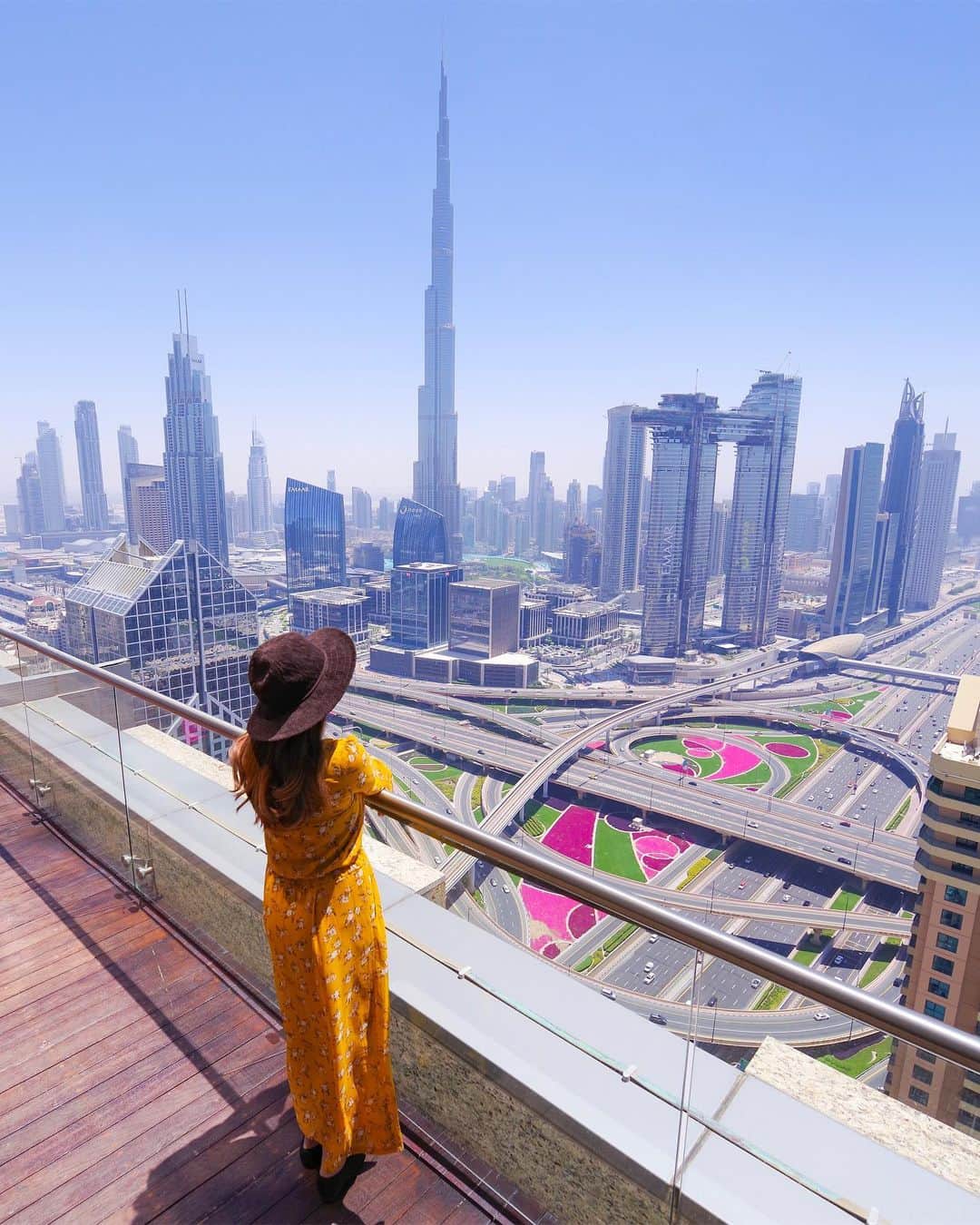 田島知華さんのインスタグラム写真 - (田島知華Instagram)「【UAE🇦🇪Dubai】If you want to see Burj Khalifa in Dubai, I would recommend Shangri-La Hotel Dubai. 今回の滞在はシャングリ・ラ ホテル ドバイ。 ドバイのランドマーク、バージュカリファを見るなら 絶対にこのホテルがおすすめです◎  42階のテラスから見えるのは バージュカリファを含むドバイの街並み。 あらゆる場所からバージュカリファを見ることができ 屋内プールからは逆さバージュカリファ、 そして客室からも24時間ドバイらしい景色を望めます✨ それにしてもすごい道路…！ Copyright © TAJIHARU  PENTAX K-1 MarkⅡ  HD PENTAX-D FA 15-30mmF2.8ED SDM WR HD PENTAX-D FA 28-105mmF3.5-5.6ED DC WR _ #たじはるトリップ #TAJIHARU_uae #アラブ首長国連邦 #ドバイ #シャングリラホテル #バージュカリファ #中東 #unitedarabemirates #uae #abudhabi #dubai #shangrilahotel #shangriladubai #burjkhalifa #visitdubai #wonderful_places #beautifuldestinations #beautifulplace #earthpix #discoverglobe #discoverearth #meandtheviewat42」5月12日 21時33分 - haruka_tajima