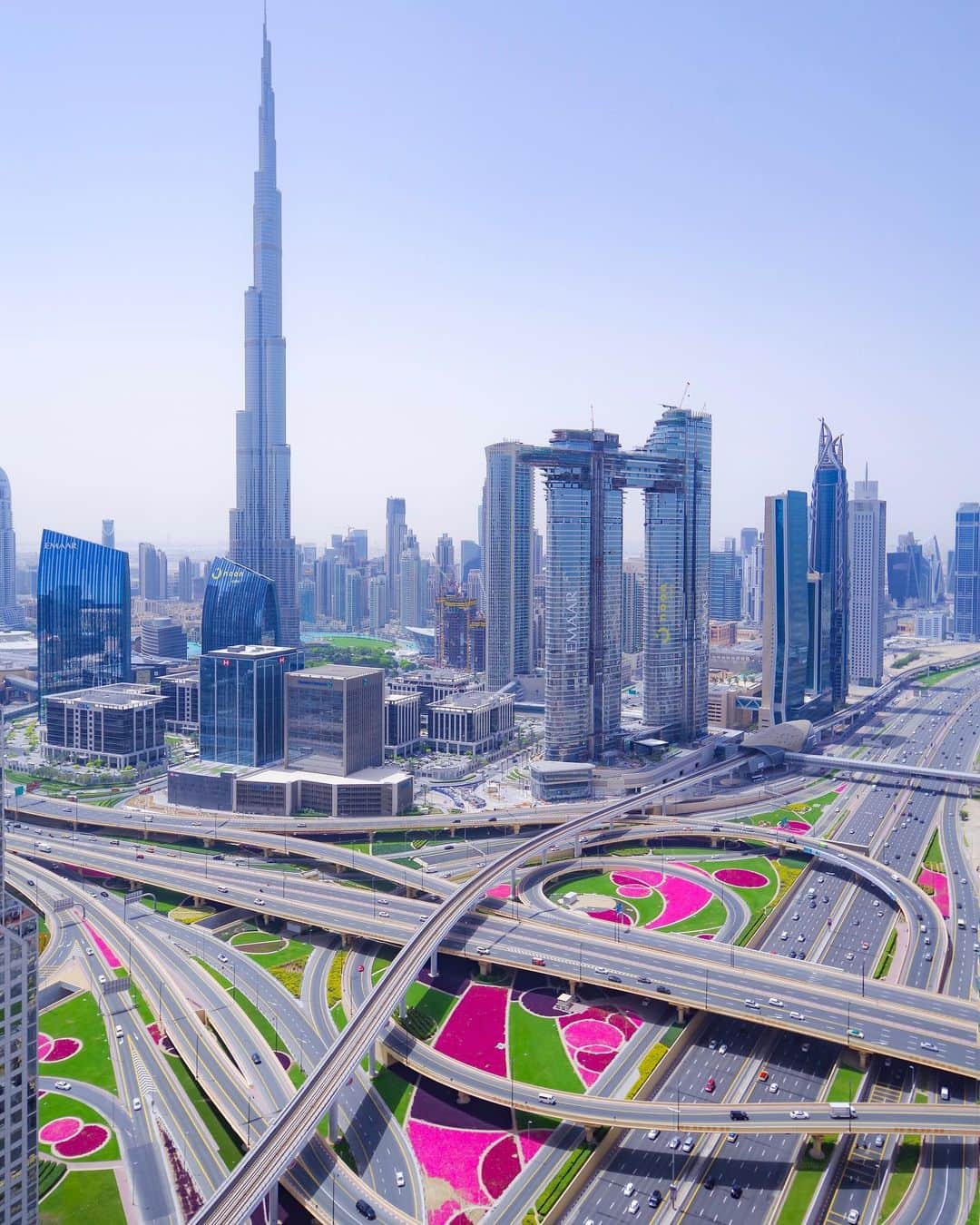 田島知華さんのインスタグラム写真 - (田島知華Instagram)「【UAE🇦🇪Dubai】If you want to see Burj Khalifa in Dubai, I would recommend Shangri-La Hotel Dubai. 今回の滞在はシャングリ・ラ ホテル ドバイ。 ドバイのランドマーク、バージュカリファを見るなら 絶対にこのホテルがおすすめです◎  42階のテラスから見えるのは バージュカリファを含むドバイの街並み。 あらゆる場所からバージュカリファを見ることができ 屋内プールからは逆さバージュカリファ、 そして客室からも24時間ドバイらしい景色を望めます✨ それにしてもすごい道路…！ Copyright © TAJIHARU  PENTAX K-1 MarkⅡ  HD PENTAX-D FA 15-30mmF2.8ED SDM WR HD PENTAX-D FA 28-105mmF3.5-5.6ED DC WR _ #たじはるトリップ #TAJIHARU_uae #アラブ首長国連邦 #ドバイ #シャングリラホテル #バージュカリファ #中東 #unitedarabemirates #uae #abudhabi #dubai #shangrilahotel #shangriladubai #burjkhalifa #visitdubai #wonderful_places #beautifuldestinations #beautifulplace #earthpix #discoverglobe #discoverearth #meandtheviewat42」5月12日 21時33分 - haruka_tajima