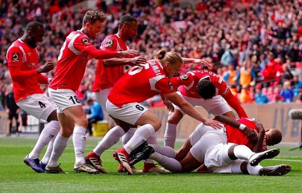カルロス・テベスのインスタグラム：「Salford City are into the Football League for the first time! 🔴」