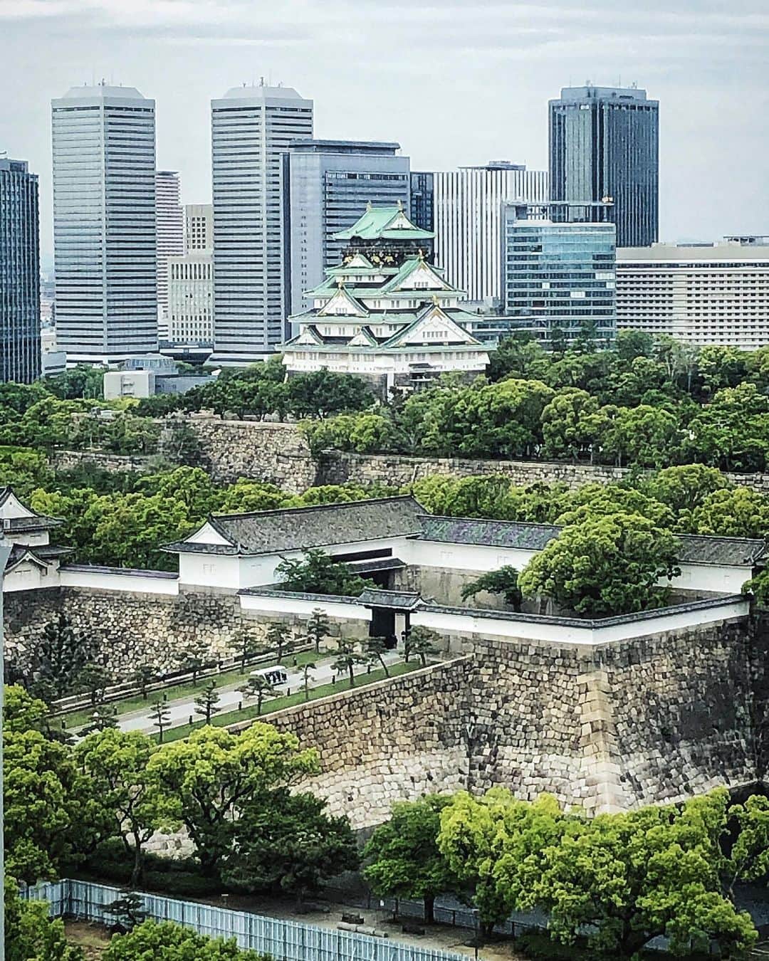 Najiiのインスタグラム：「Osaka Castle - （お久しぶりです。インスタがしばらく起動できずにいました。再インストールしたらすぐ治ったんですど…😓そして、これは大阪城のちょっとレアなアングルからの眺め。）」