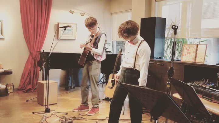 樋口和真のインスタグラム：「‪【オリジナル動画】‬ ・ ‪フローレンス‬ ・ ‪この曲でたくさんの人たちと‬ ‪出会い‬ ‪自分の原点をいつも‬ ‪思い出させてくれる。‬ ・ ・ ‪これからもこの曲が‬ ‪たくさんの人に届いて欲しい。‬ ‪待ってるあなたがいるから。‬ ・ ‪喜び一つ‬ ‪明日も生きていこう‬ ・ 【君だけの歌を作るアーティスト】 ・ 《あなたの想いが歌になる…》 ・ こんちには！ オーダメイドソングライター樋口和真と申します！ 僕は、あなたの人生や想いを歌にして プレゼントする活動をしています！ ・ ・ 友人の誕生日や結婚式、 恋人への愛、 家族への感謝の気持ちを 歌にして届けてみませんか？ ・ ・ 実際に歌をプレゼントした時の動画はYouTubeにあります！！ ・ ・ 詳細、ご依頼、ご相談は 公式LINEにて随時受付中です！ 友だち追加から https://line.me/R/ti/p/%40zwy3164y  IDで「@zwy3164」と検索検索♪ ・ ・ 今なら友だち登録して頂くだけで 2018/01/02に行われた ワンマンライブの全15曲の 音源を無料でプレゼント！ ・ ・ きっと一生の思い出にすることを約束します！ ご依頼待ちしてます！！！ #君だけの歌を作ります #オーダメイドソングライター #オーダメイド #樋口和真 #毎日投稿 #弾き語り #カバー曲 #オリジナル曲 #歌 #作詞作曲 #YouTube #路上ライブ」