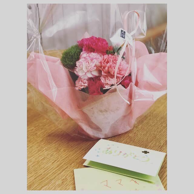 日高薫のインスタグラム：「娘ちゃんとパパから今年も花束とお手紙が😢❤️💐 パパもいつも協力🤝ありがとう😊💗 #happymathersday #mathersday #母の日#パパ&娘ちゃん #love #💐 #❤️」