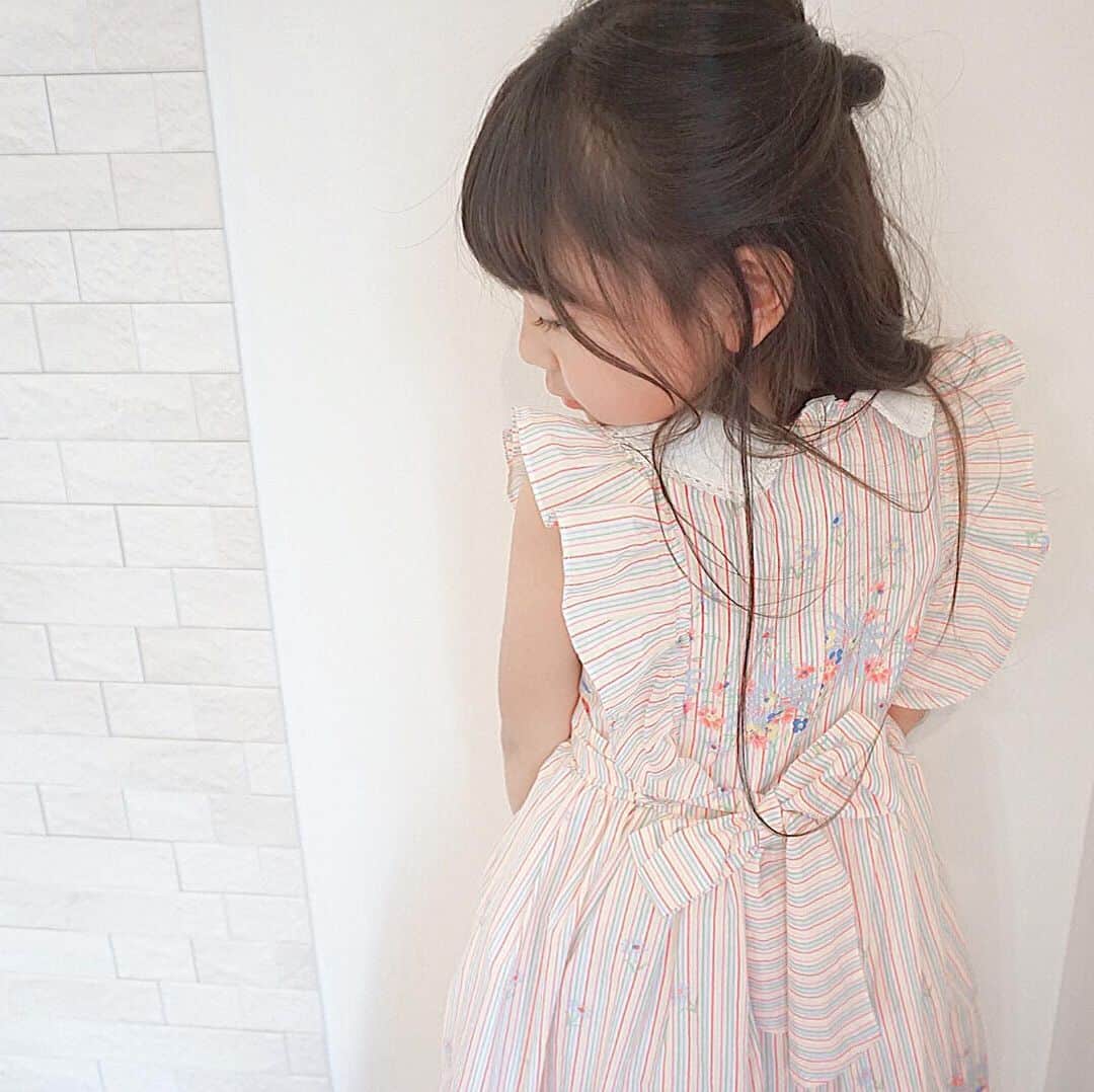 かなのインスタグラム：「． 学校&園行事3連チャンの怒涛の一週間❤︎ 普段見れない姿が見れるのはやっぱり嬉しい🥰 ． アンナは学校から帰って寝るまでの時間が3〜4時間で その間にやるべき事をやると、アンナが好きなことをやる時間だったり、コミュニケーションを取れる時間が少なくて😢 アンナ自身ももっとやりたい事があるし、 私ももっとやらせてあげたいなぁ、、と思いつつ やっぱり睡眠が一番！と思うから時間になったら寝ようね、と話しているけどコミュニケーション不足じゃないかなぁと心配になる😫💦 寝る前にちゃんと満足して寝かせてあげたい。 ． 生活リズムに慣れてきたら習い事も始めたいと思うけどこれ以上親子の時間が減るのも寂しいなぁ😢 うーん。悩むっ😣 ． ． カラフルなストライプと花柄模様が可愛いワンピースは @heartspring01 さん👗💐 ． とっっても可愛くて特別な一枚☺️💫 ． ． #娘#小学生#悩み#ワンピース#可愛い#dress#ootd#fashion」