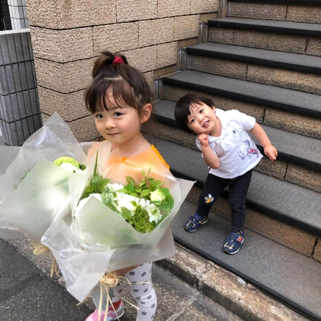 中岡由佳さんのインスタグラム写真 - (中岡由佳Instagram)「Happy Mother's Day🍀 4歳の娘と2歳の息子それぞれから花束をもらってビックリ。ありがとう♡♡育児はとても幸せで、時に大変で、母になってからの私の人生は時間を如何に使うか考えながら動き回り刺激に満ち溢れている。一緒に笑ったり、怒ると怖いママになってしまうけれど、大人に成長するまで見守るからね。ママも支えてね。笑  #happymothersday #japanese #lovely #kusakanmuri」5月12日 21時35分 - yuka_nakaoka