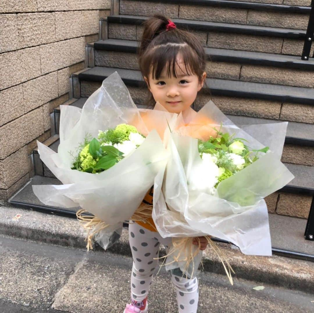 中岡由佳さんのインスタグラム写真 - (中岡由佳Instagram)「Happy Mother's Day🍀 4歳の娘と2歳の息子それぞれから花束をもらってビックリ。ありがとう♡♡育児はとても幸せで、時に大変で、母になってからの私の人生は時間を如何に使うか考えながら動き回り刺激に満ち溢れている。一緒に笑ったり、怒ると怖いママになってしまうけれど、大人に成長するまで見守るからね。ママも支えてね。笑  #happymothersday #japanese #lovely #kusakanmuri」5月12日 21時35分 - yuka_nakaoka