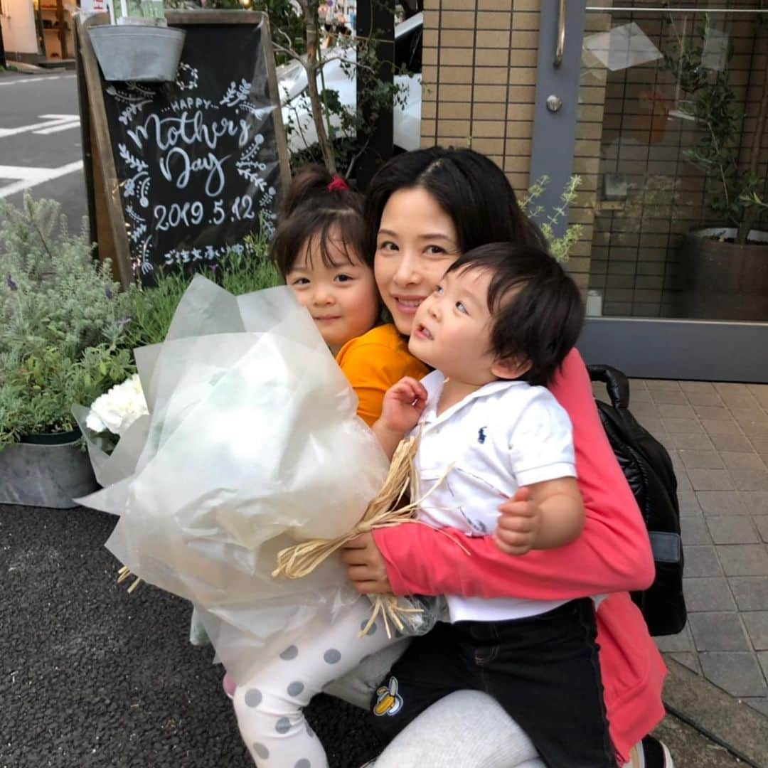 中岡由佳さんのインスタグラム写真 - (中岡由佳Instagram)「Happy Mother's Day🍀 4歳の娘と2歳の息子それぞれから花束をもらってビックリ。ありがとう♡♡育児はとても幸せで、時に大変で、母になってからの私の人生は時間を如何に使うか考えながら動き回り刺激に満ち溢れている。一緒に笑ったり、怒ると怖いママになってしまうけれど、大人に成長するまで見守るからね。ママも支えてね。笑  #happymothersday #japanese #lovely #kusakanmuri」5月12日 21時35分 - yuka_nakaoka